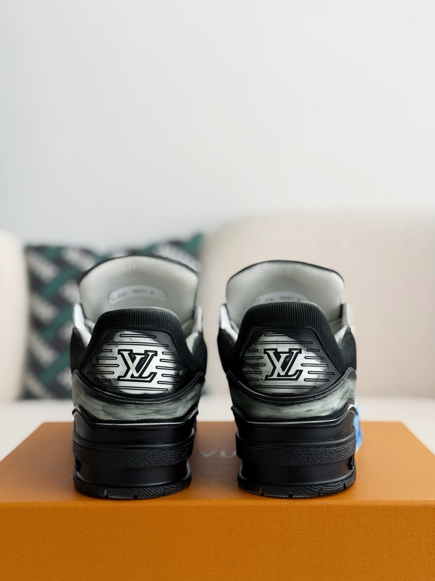 L X V TRAINER SNEAKERS detail 3