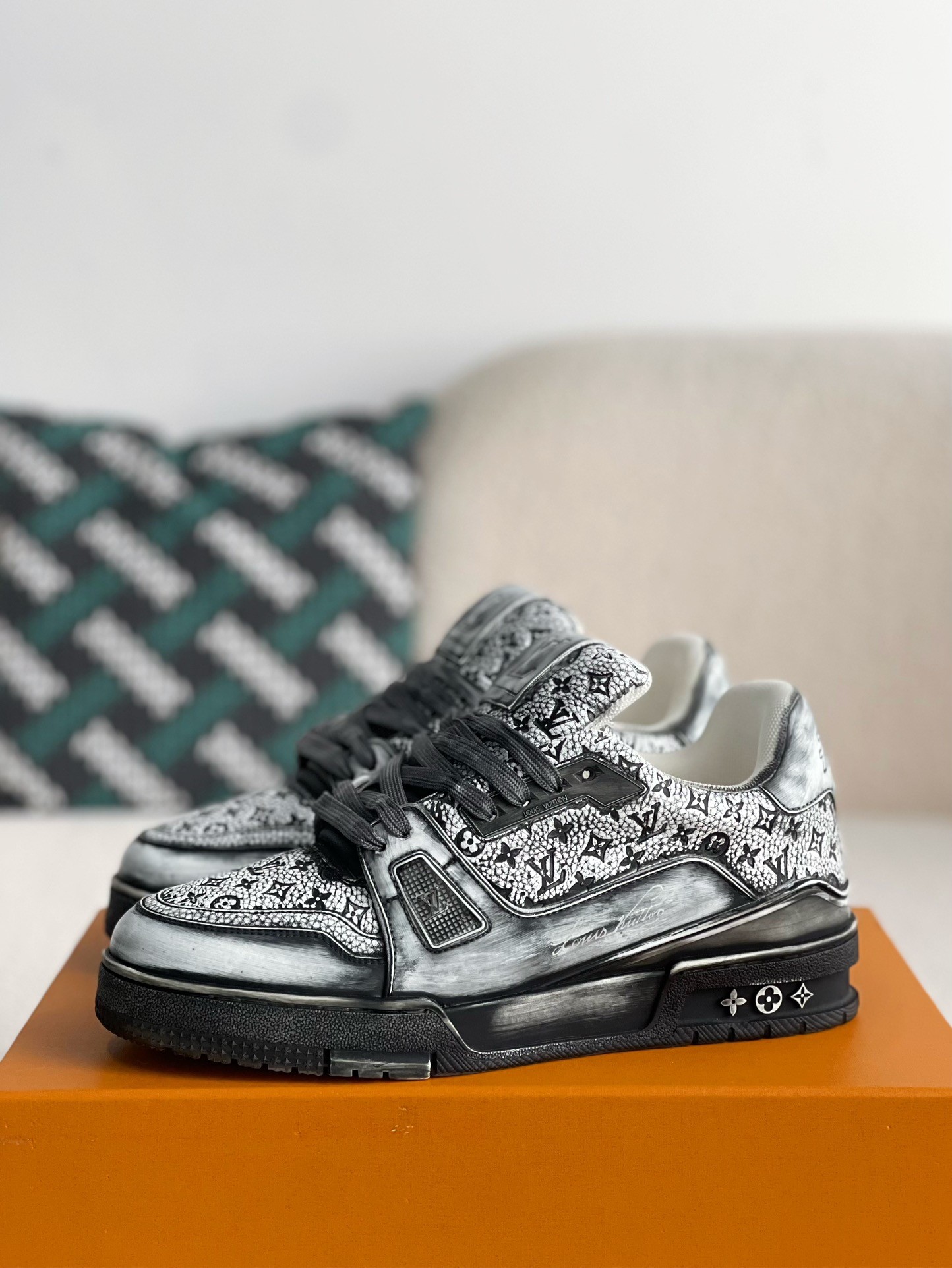 L X V SNEAKERS