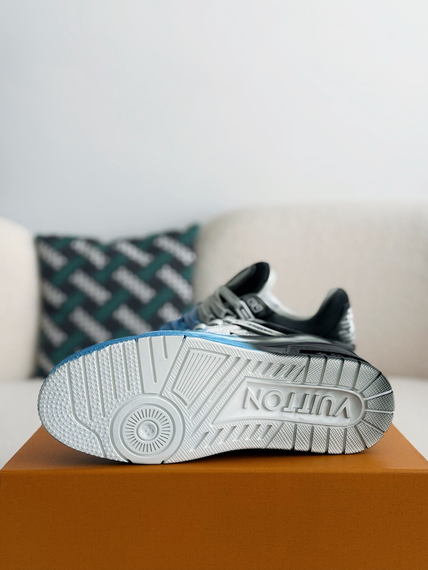 L X V TRAINER SNEAKERS detail 5