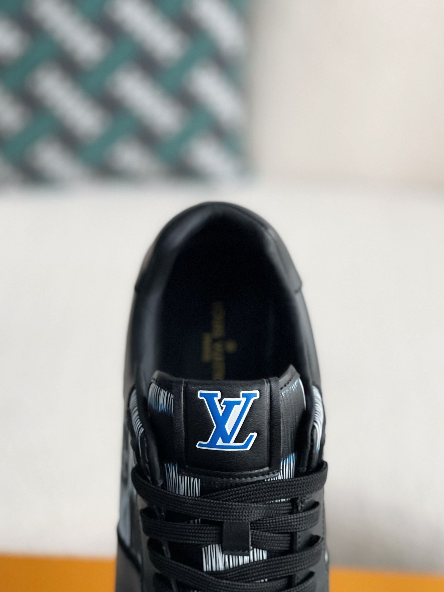 L X V Run Away Sneakers detail 8