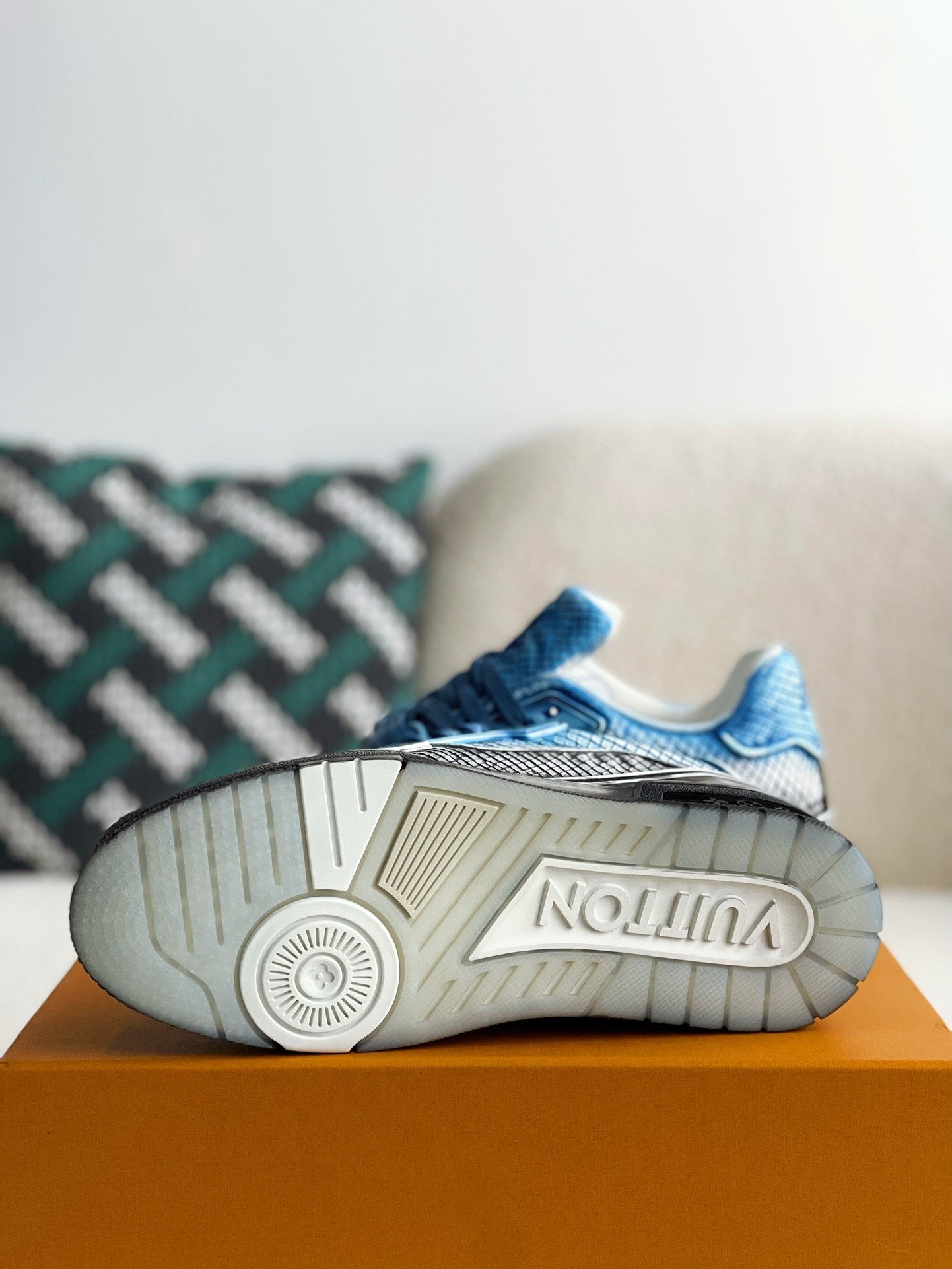 L X V SNEAKERS detail 5