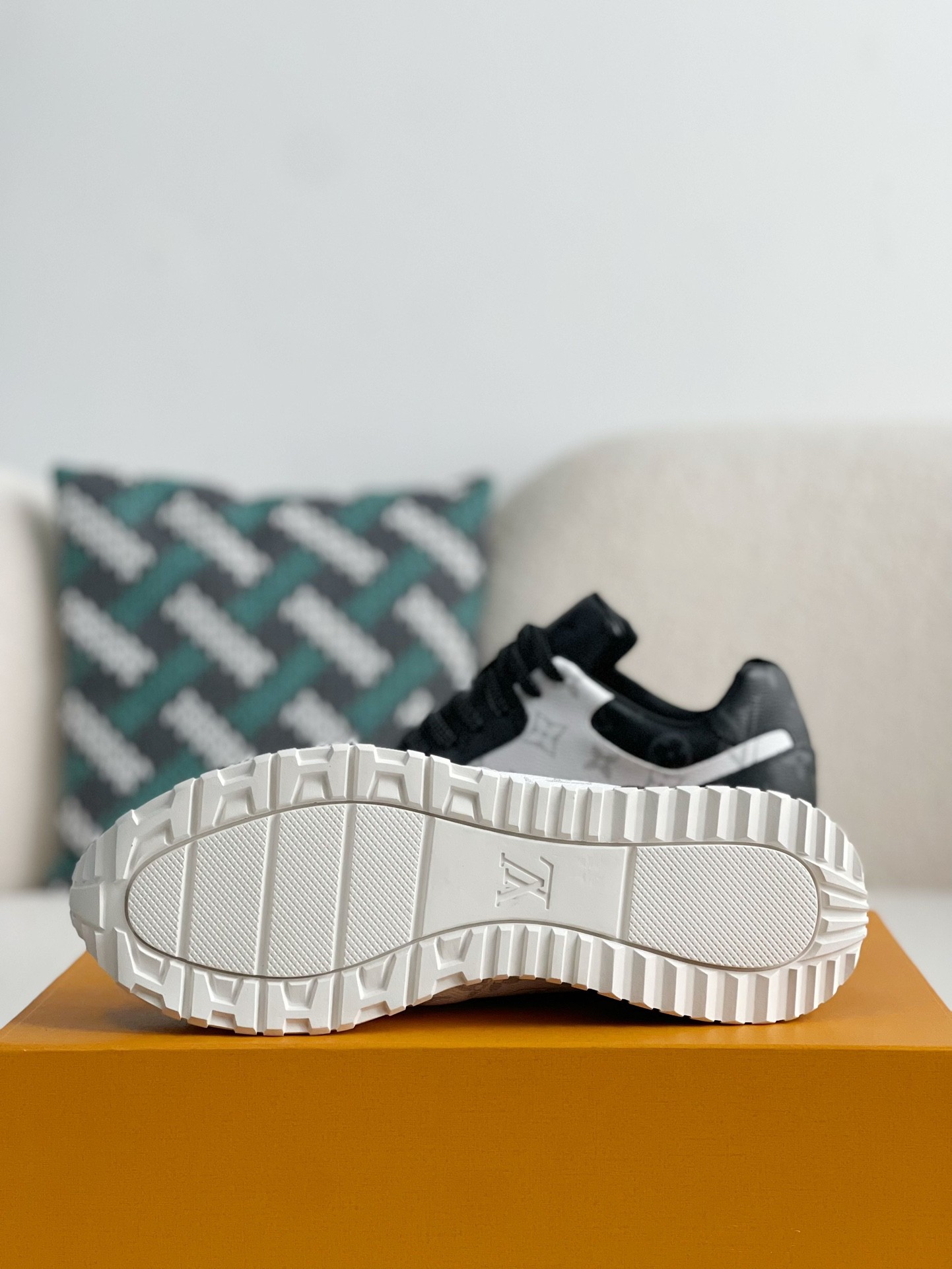 L X V SNEAKERS detail 5