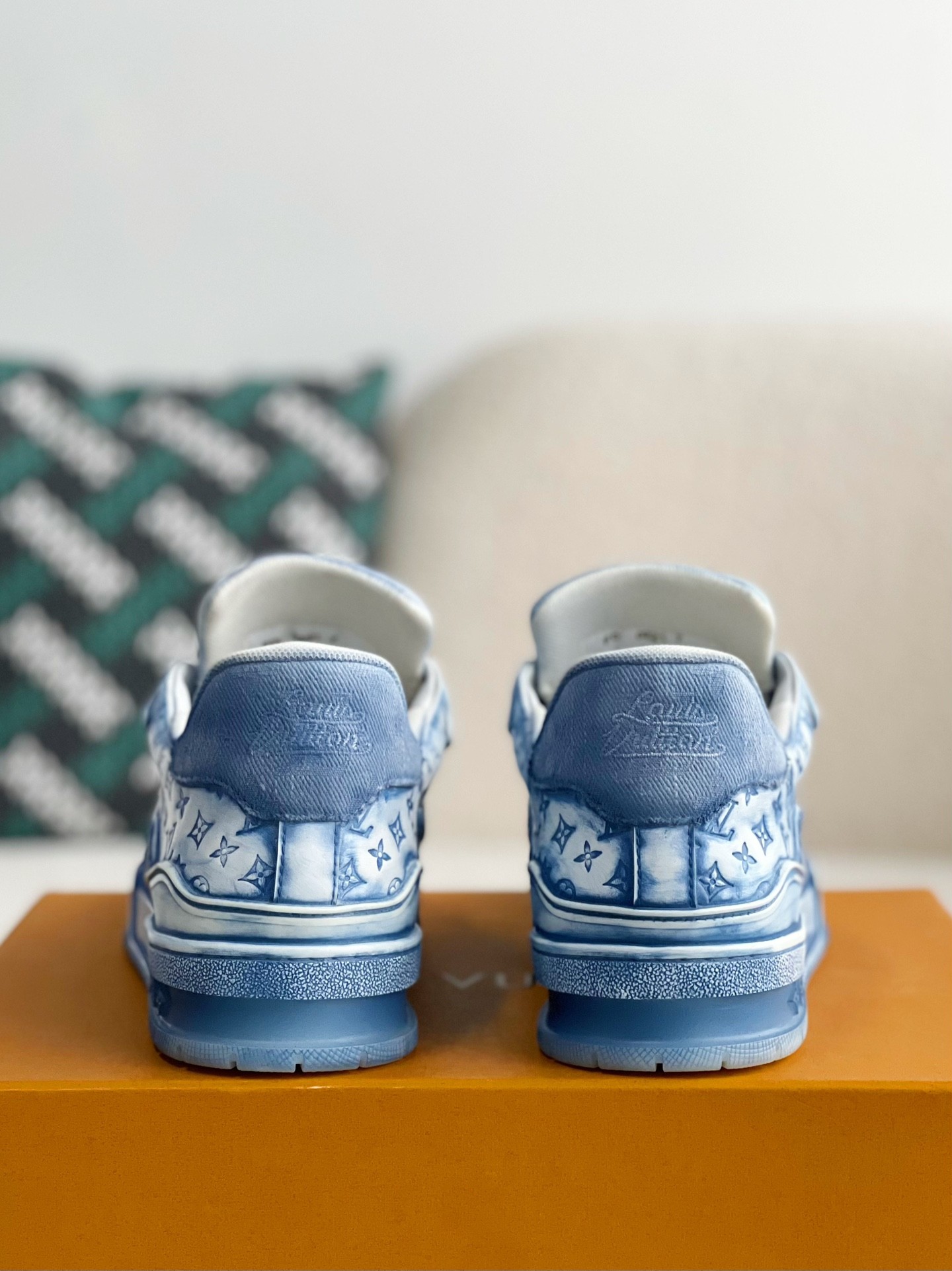 L X V SNEAKERS detail 3