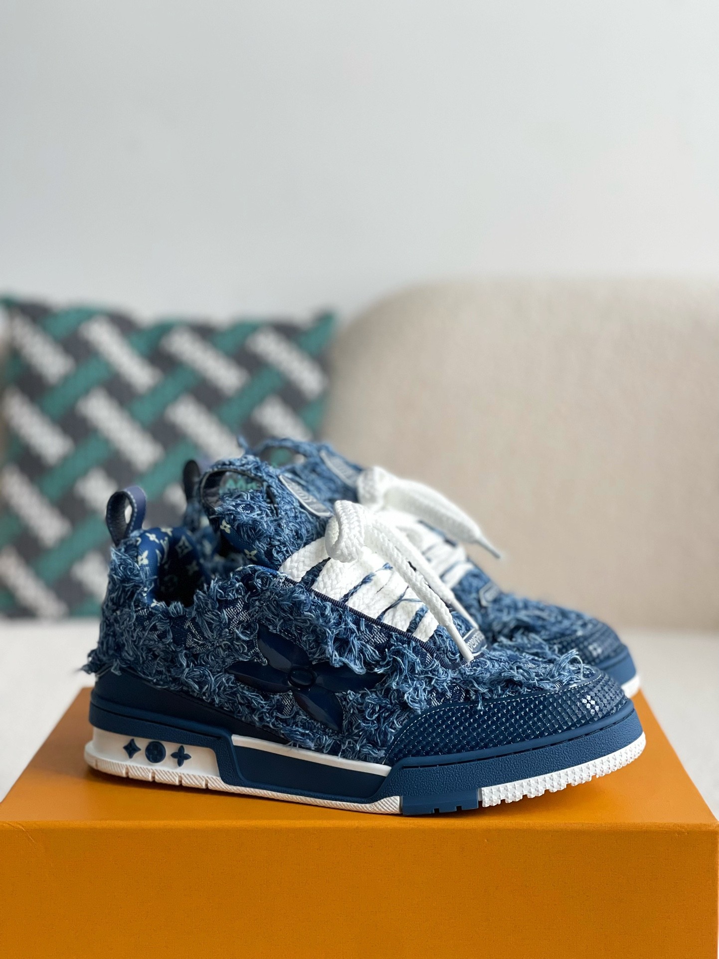 L X V SNEAKERS detail 2