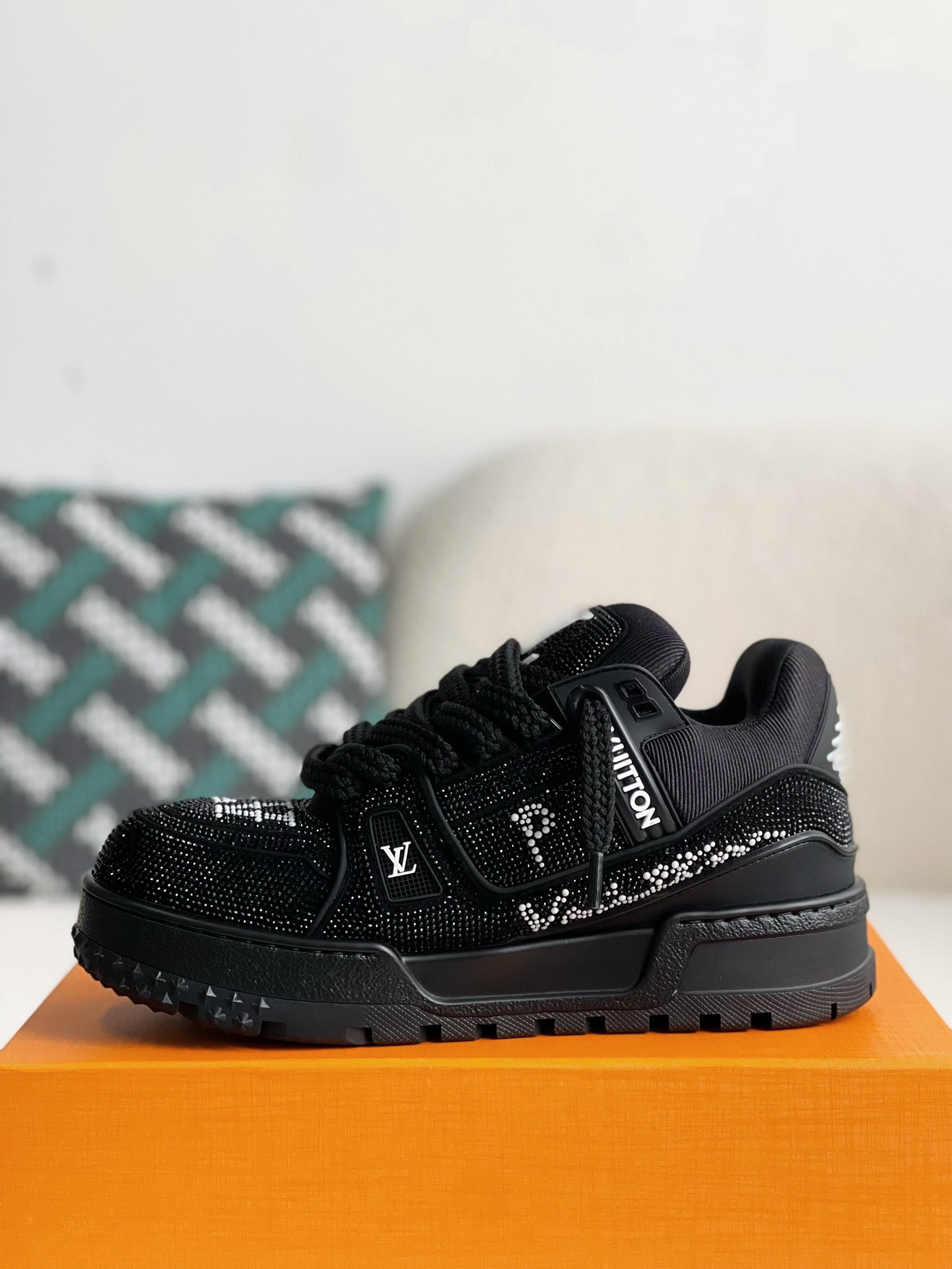 L X V TRAINER Sneakers detail 4