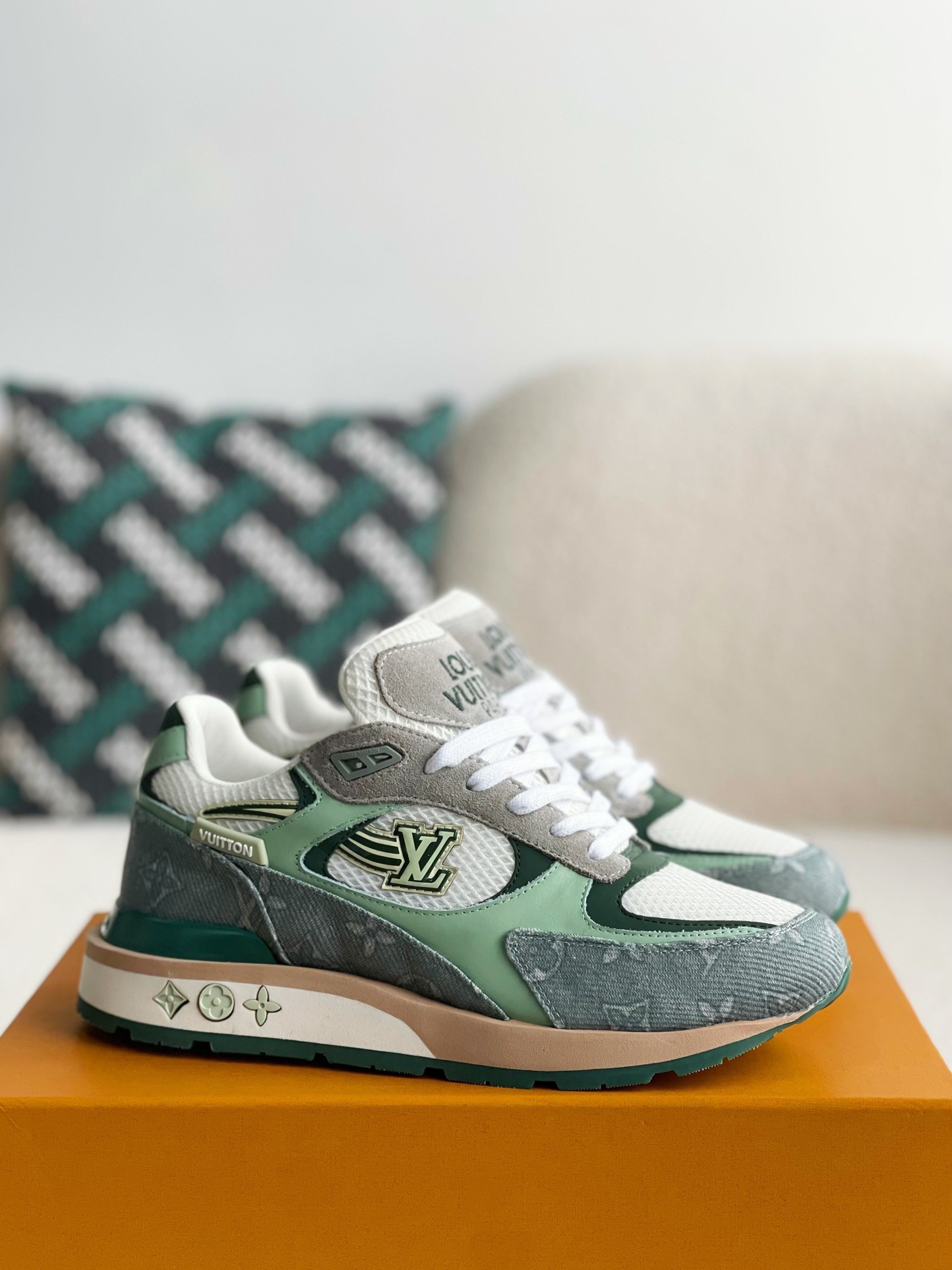 L X V Low-top running shoes detail 2