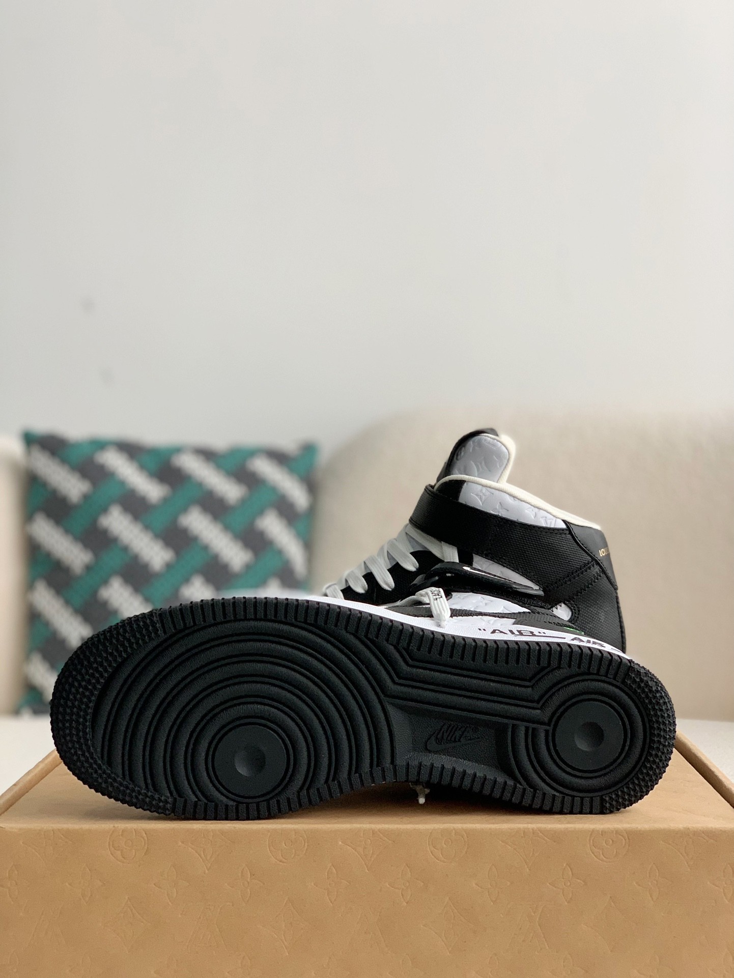 L X V SNEAKERS detail 5