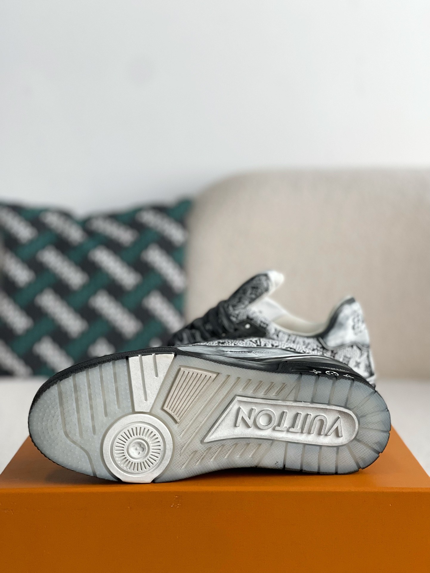 L X V SNEAKERS detail 5