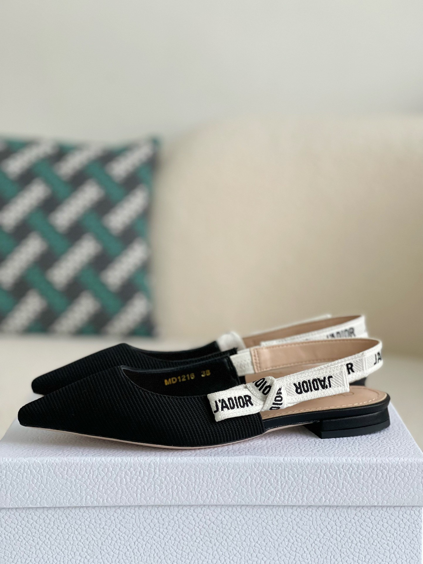 DR   Sandals