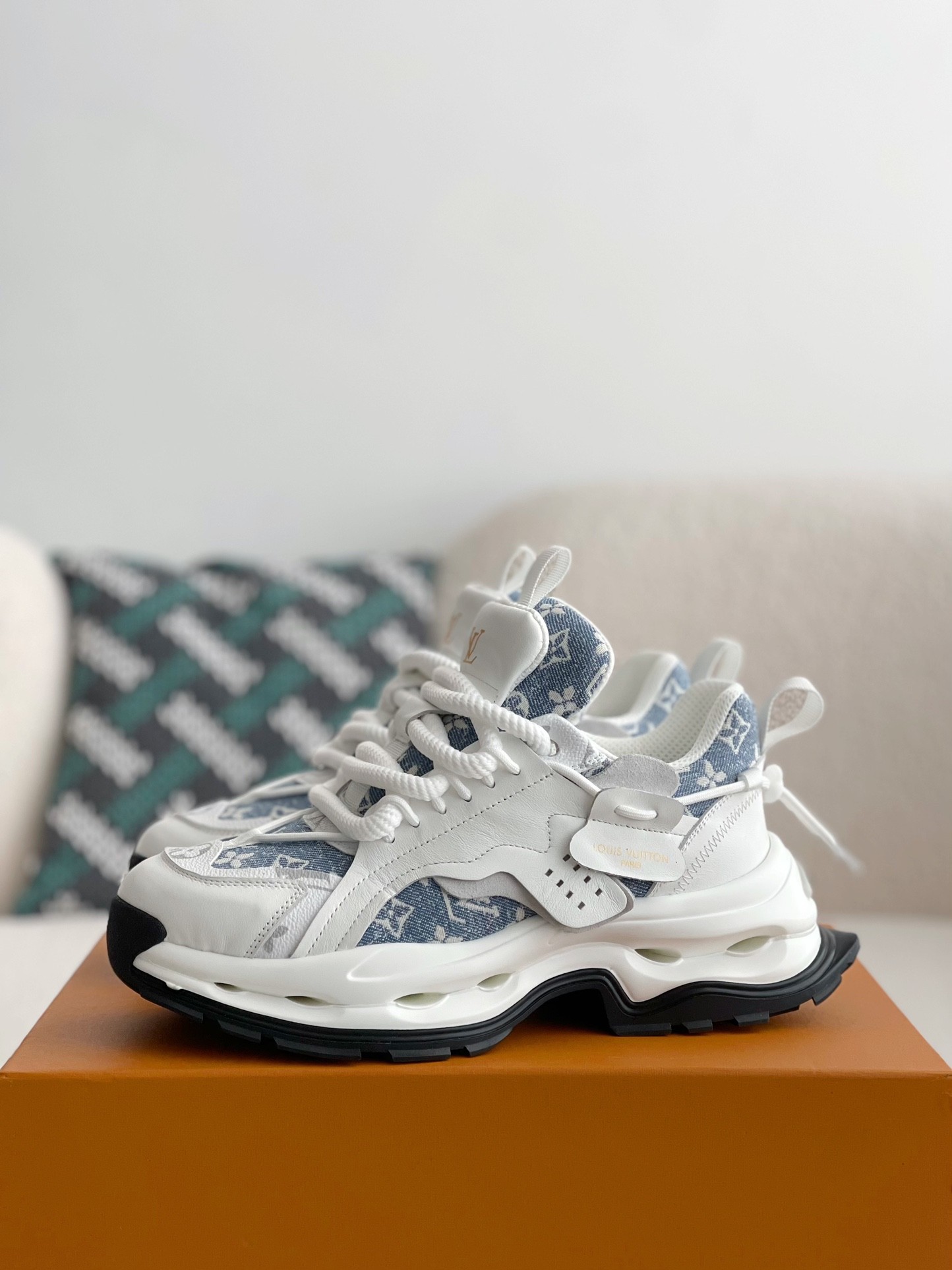 L X V CASUAL SNEAKERS