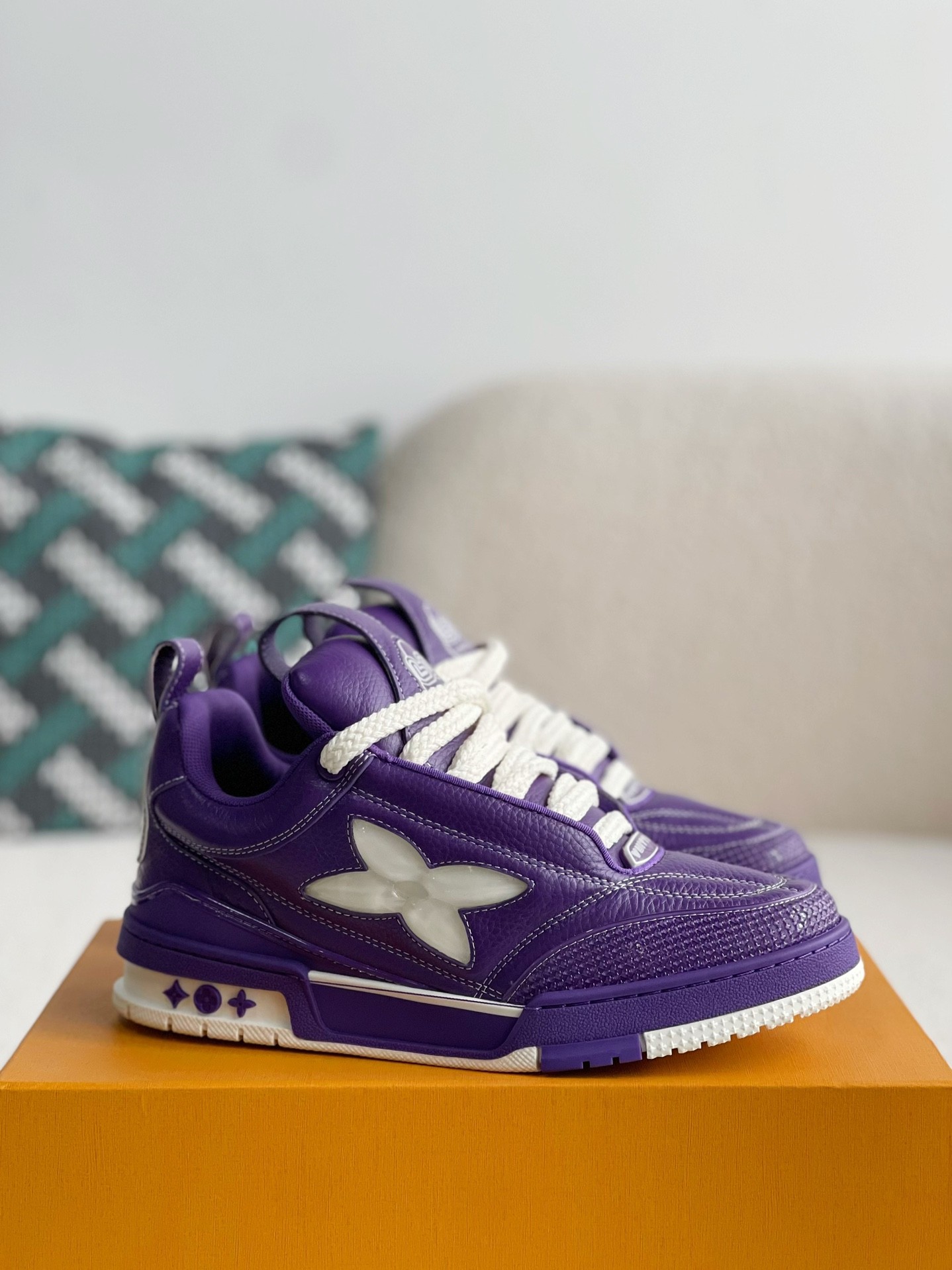 L X V Skate Sneakers detail 2