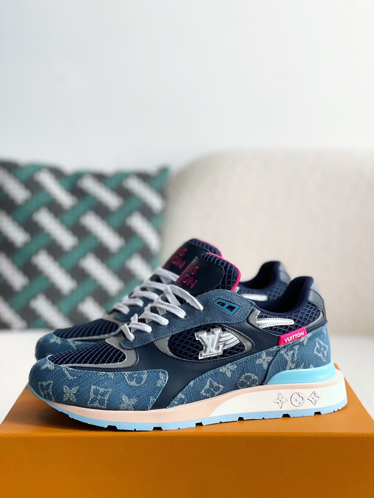 L X V Low-top running shoes