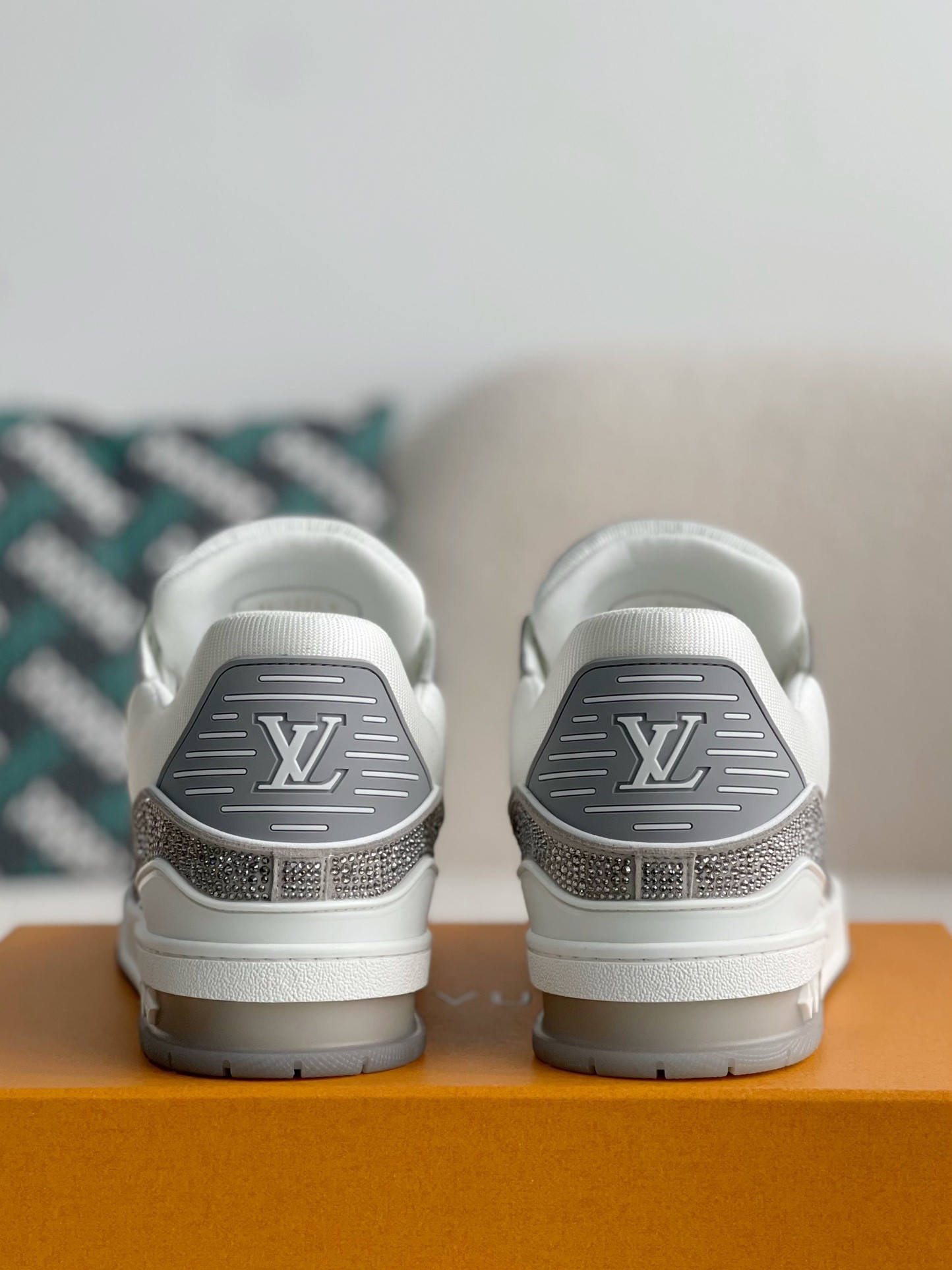 L X V Trainers Sneakers detail 3