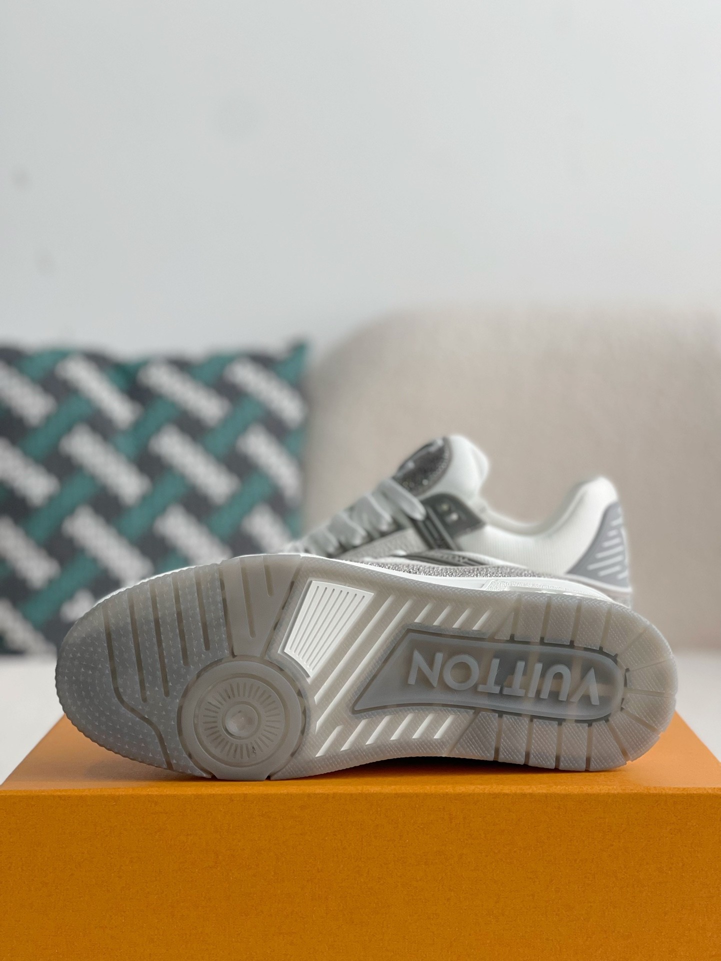 L X V Trainers Sneakers detail 5