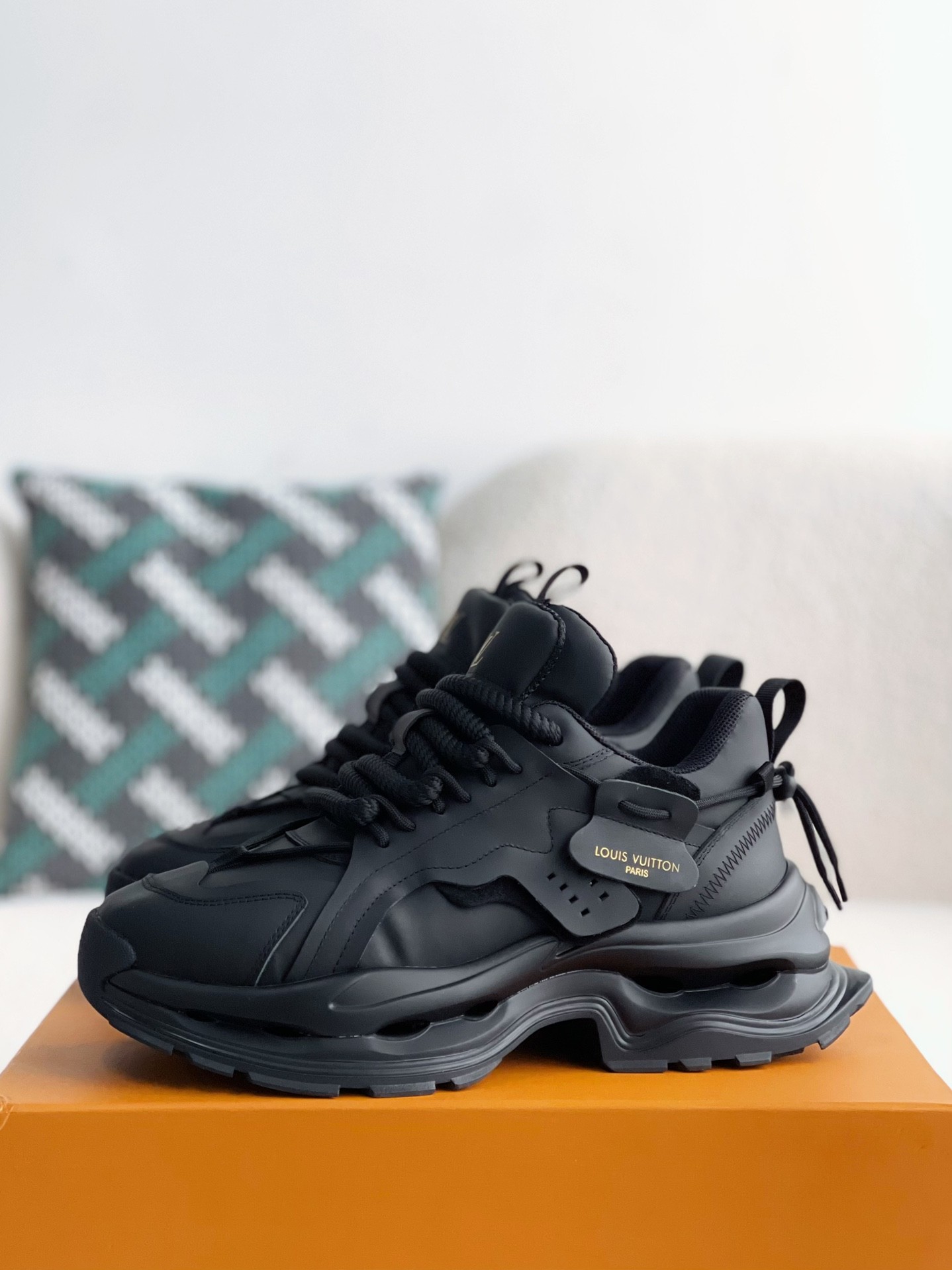 L X V CASUAL SNEAKERS
