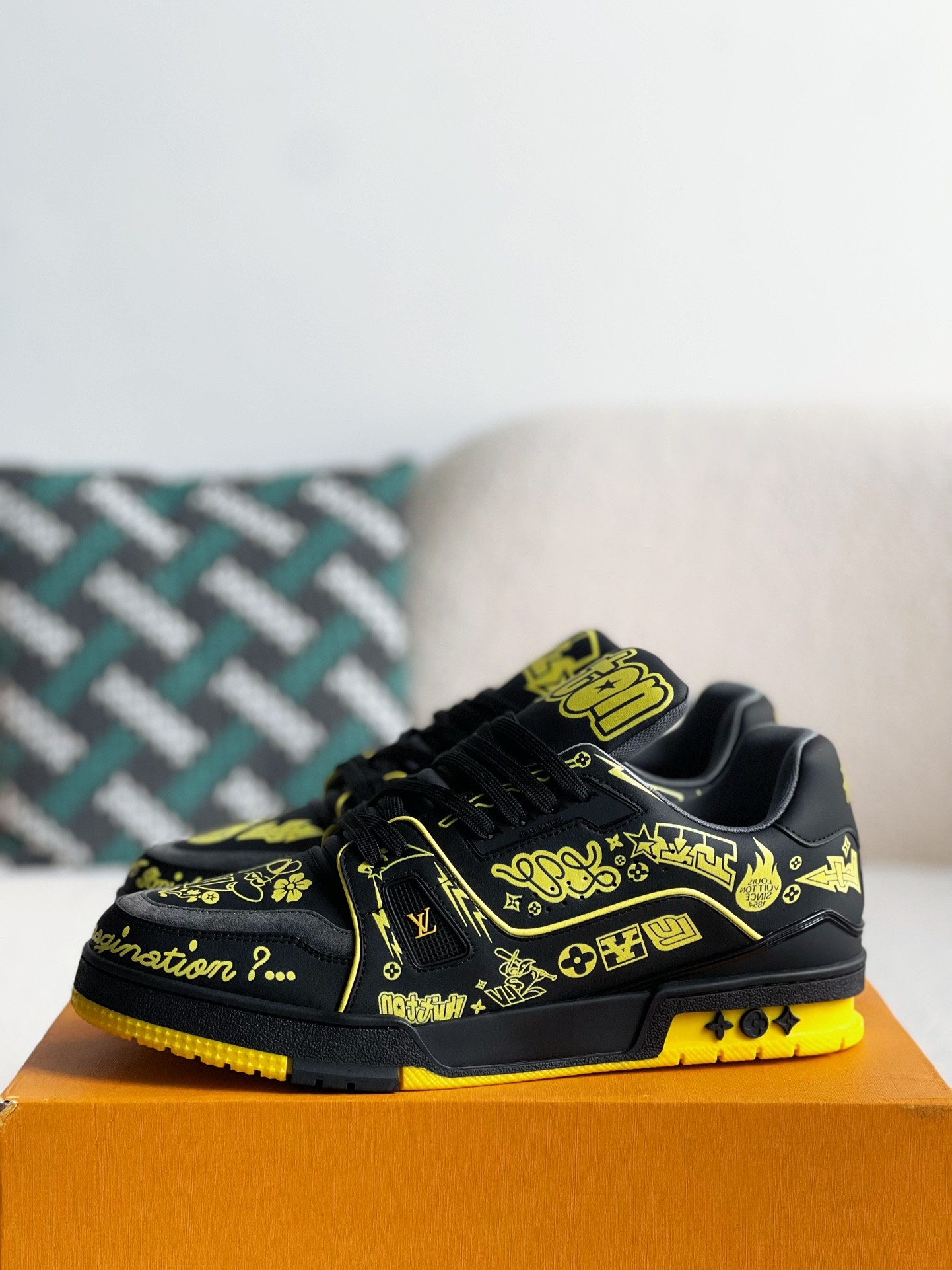 L X V SNEAKERS