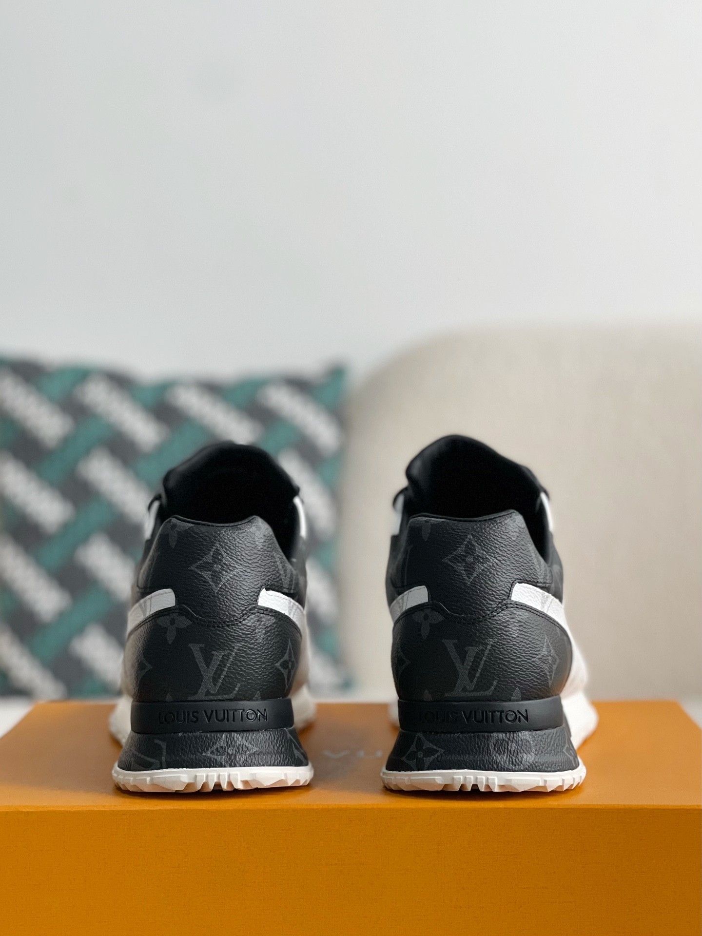 L X V SNEAKERS detail 3