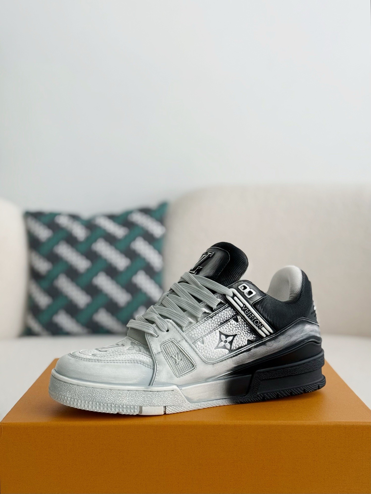 L X V TRAINER SNEAKERS detail 4