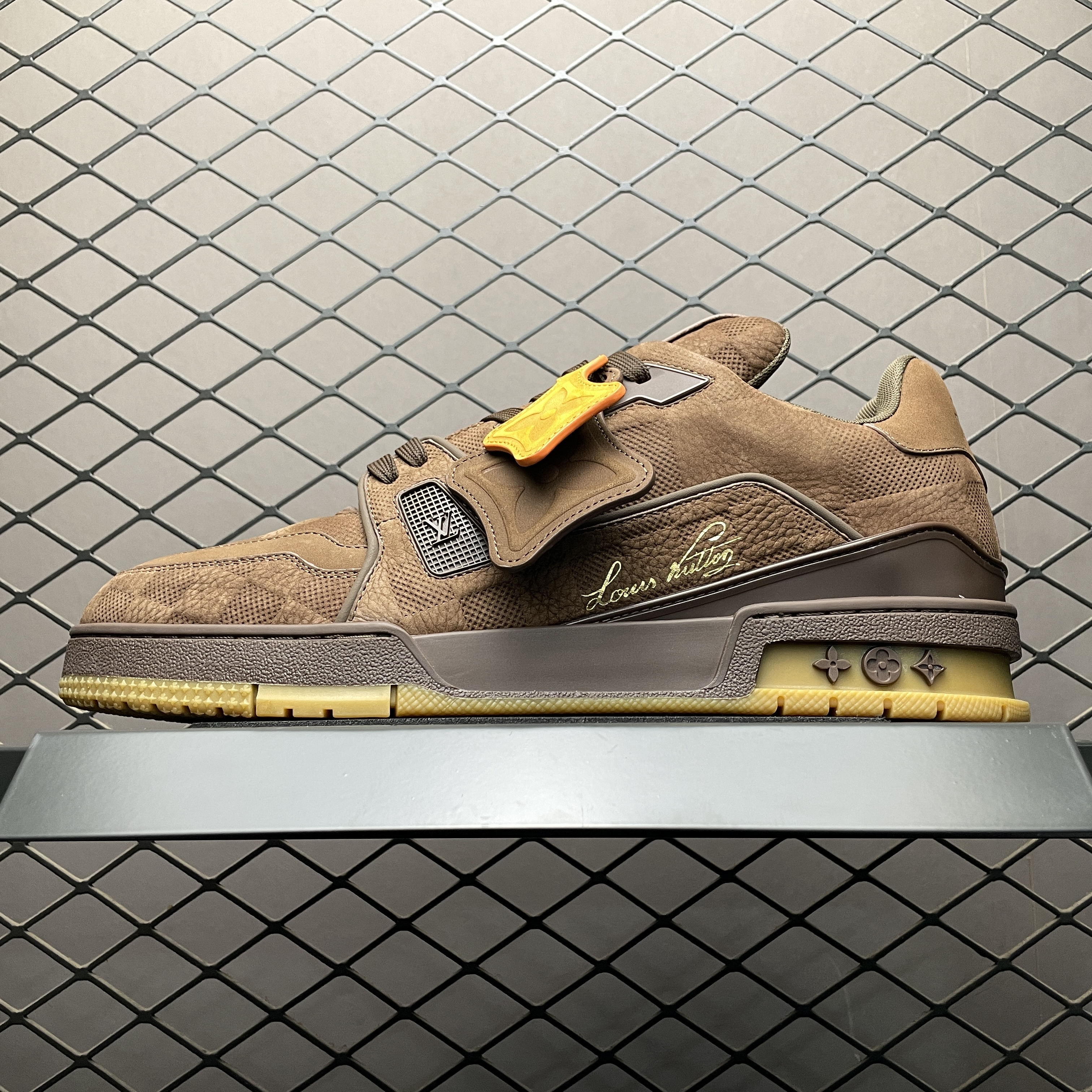 L X V TRAINER