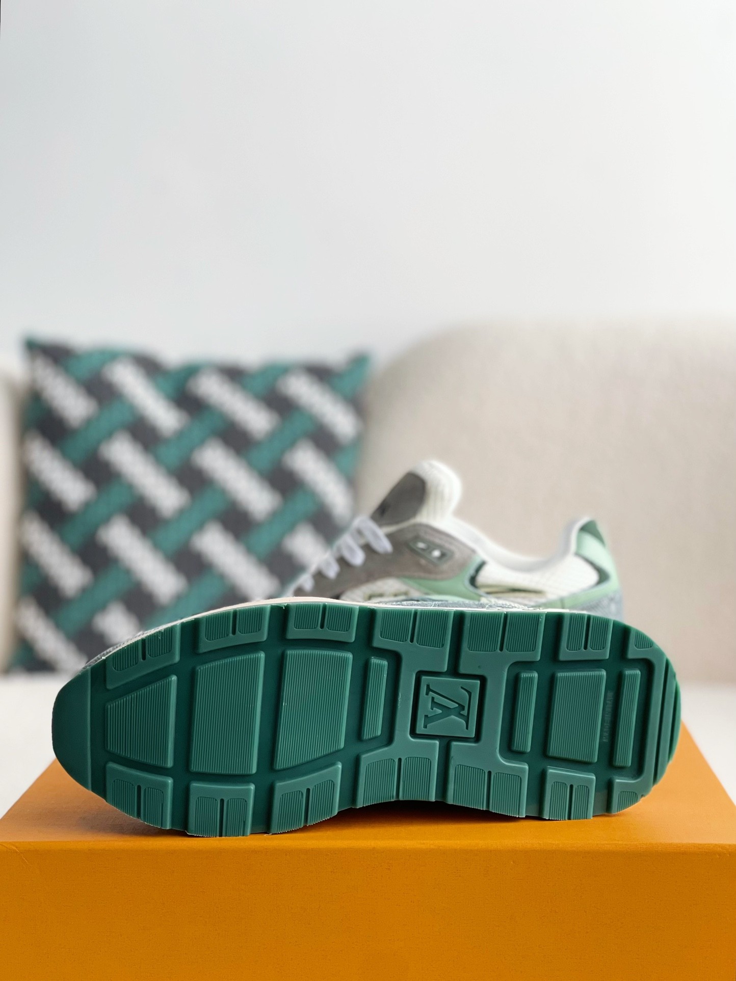 L X V Low-top running shoes detail 5