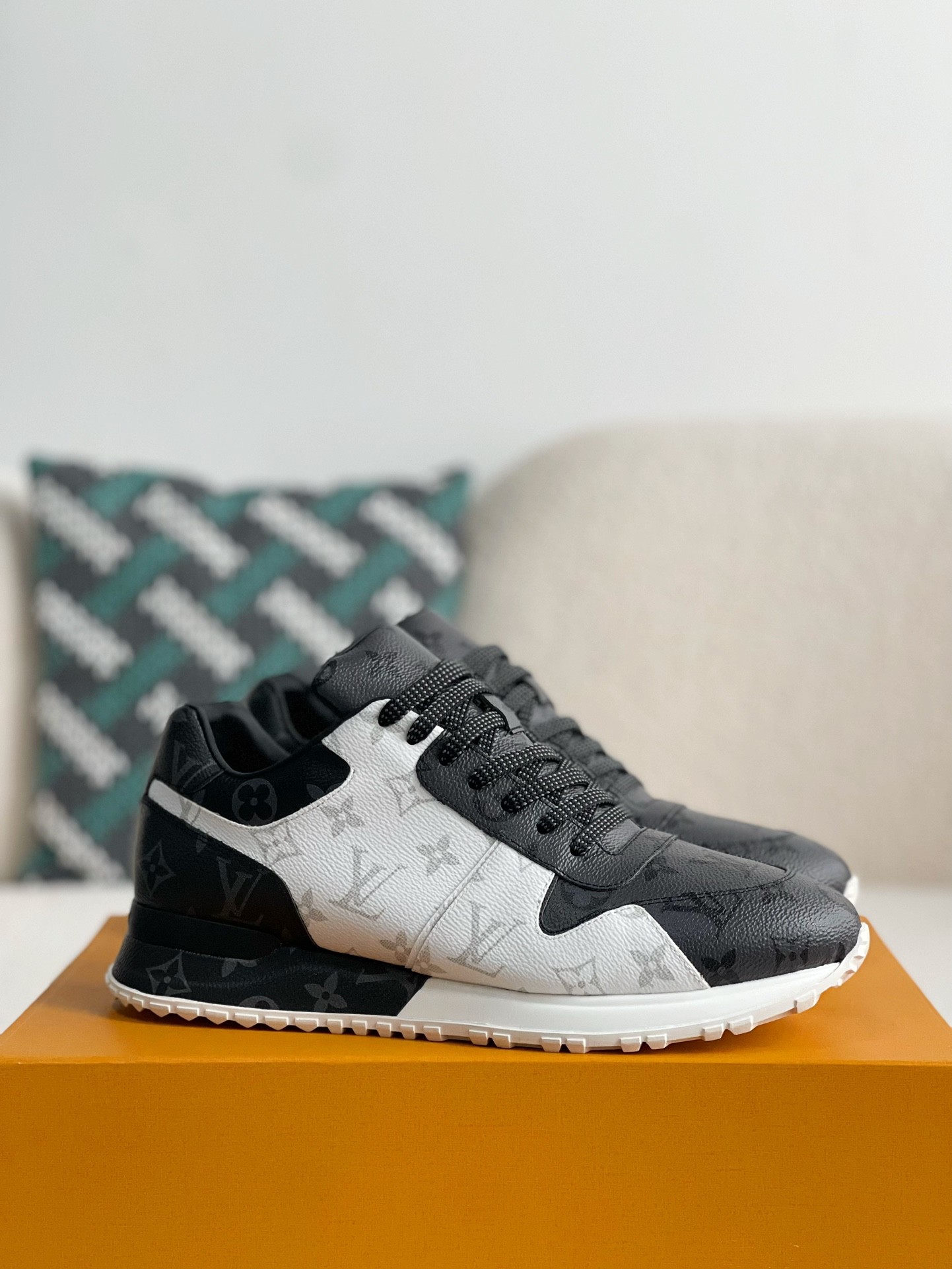 L X V SNEAKERS detail 2