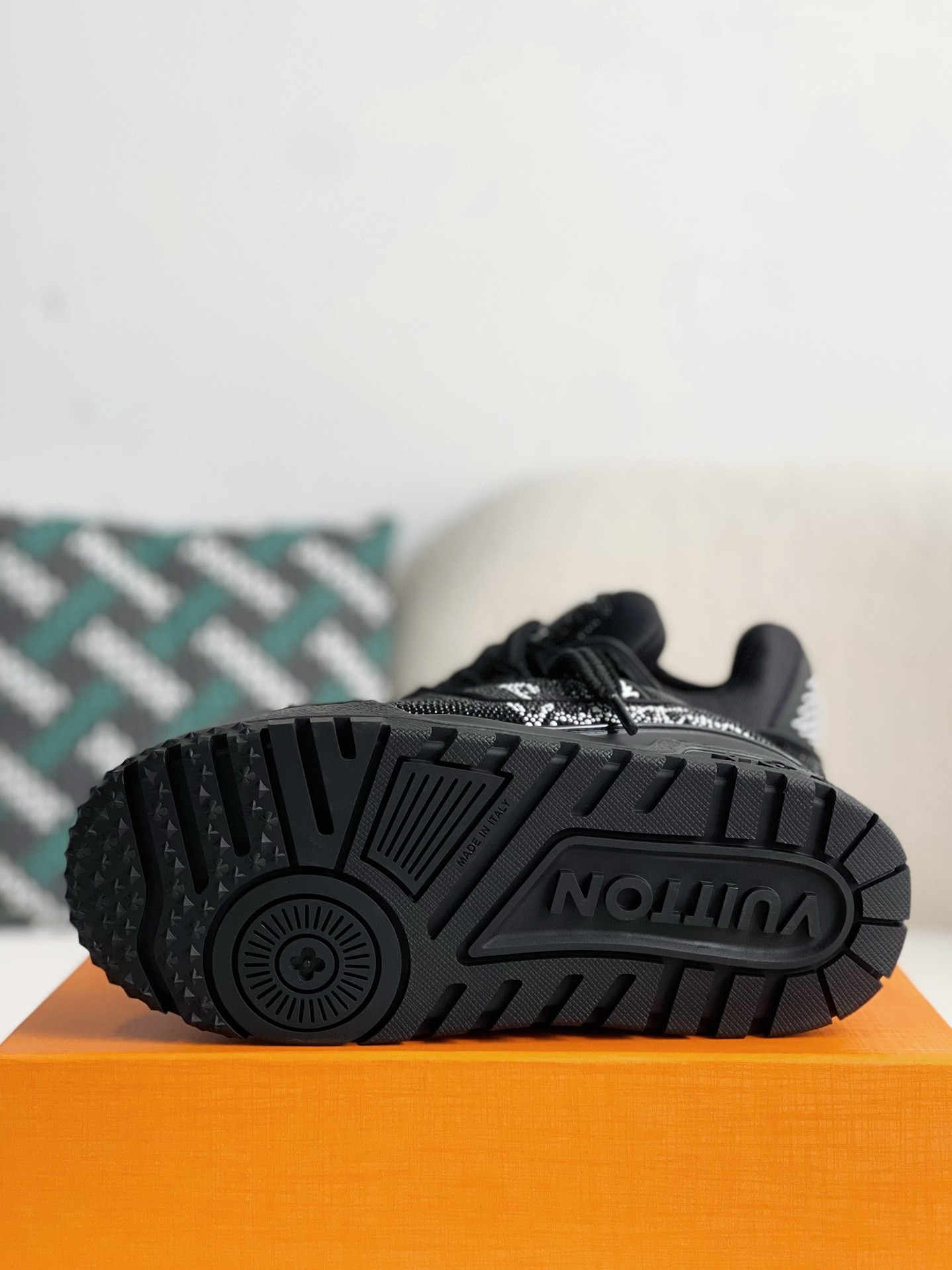 L X V TRAINER Sneakers detail 5