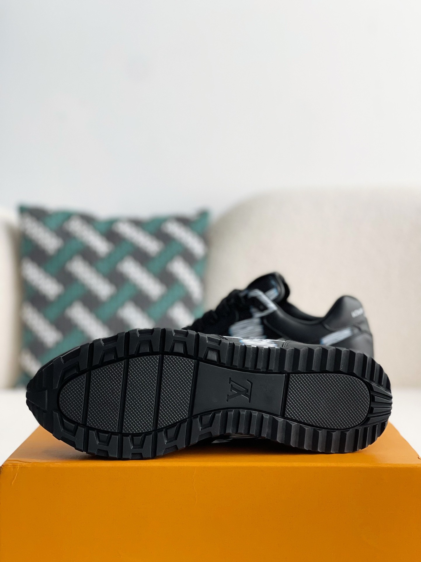 L X V Run Away Sneakers detail 5