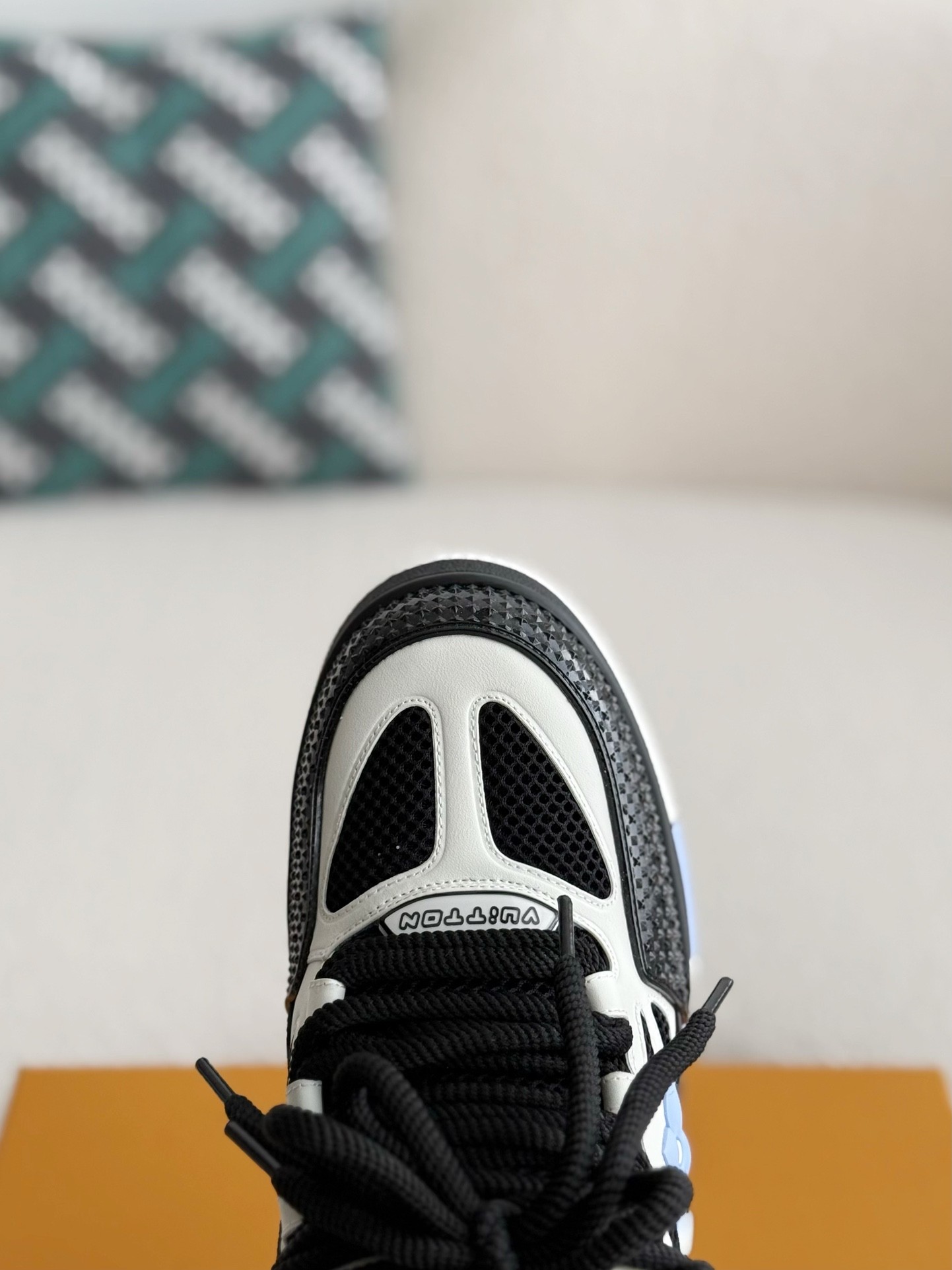 L X V RUNNER TATIC sneakers detail 8