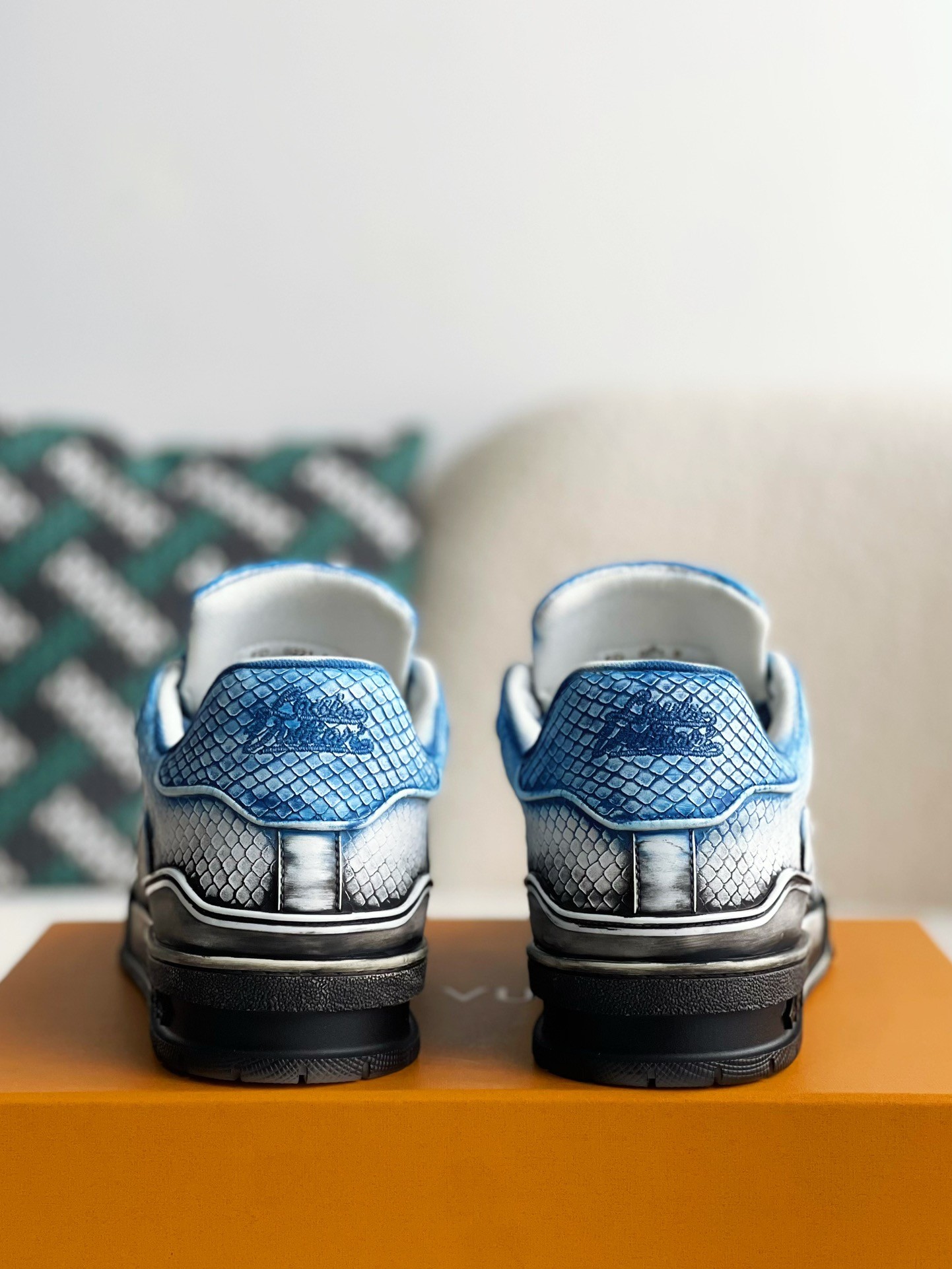 L X V SNEAKERS detail 3