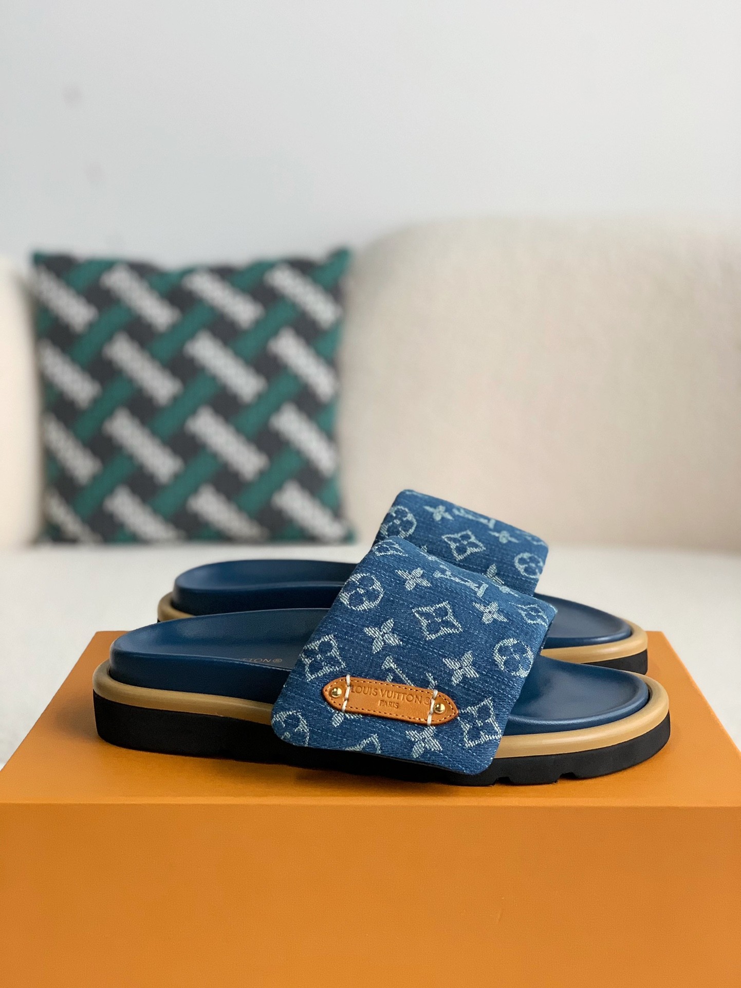 L X V SLIPPERS detail 2