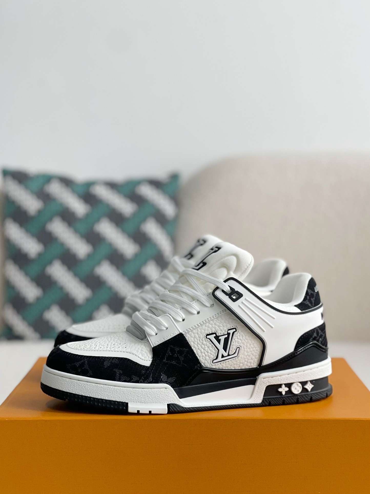 L X V SNEAKERS