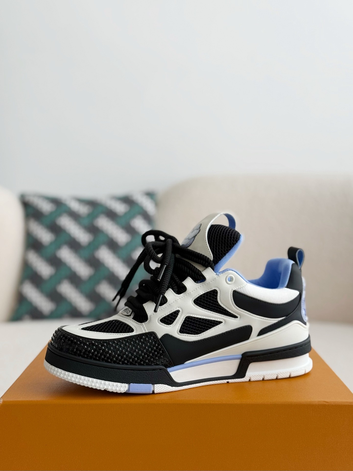 L X V RUNNER TATIC sneakers detail 4