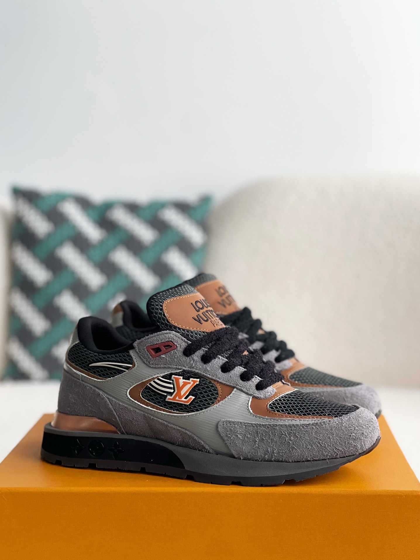 L X V Low-top running shoes detail 2