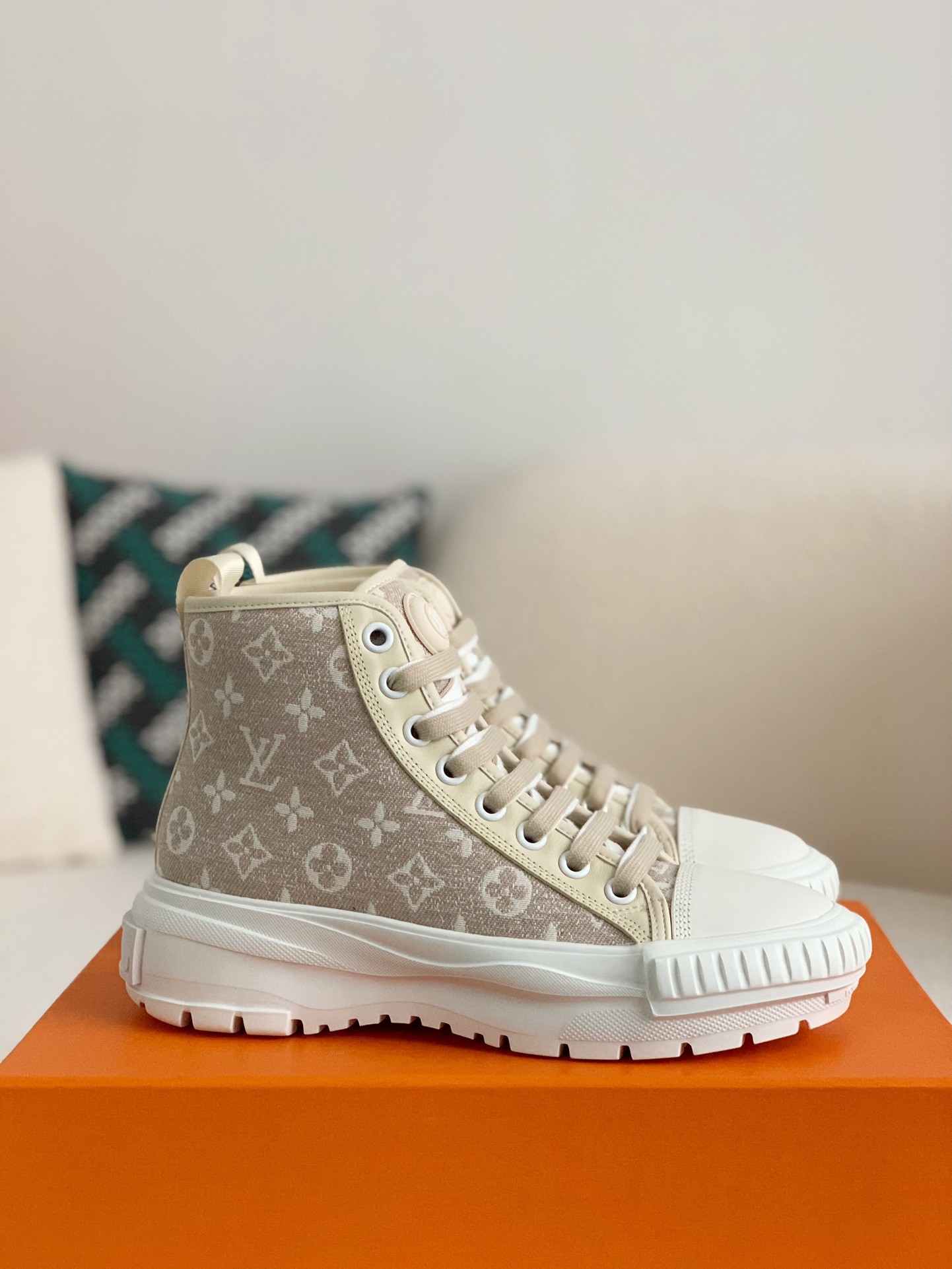 L X V Squad Women's flat bottomed boots detail 2