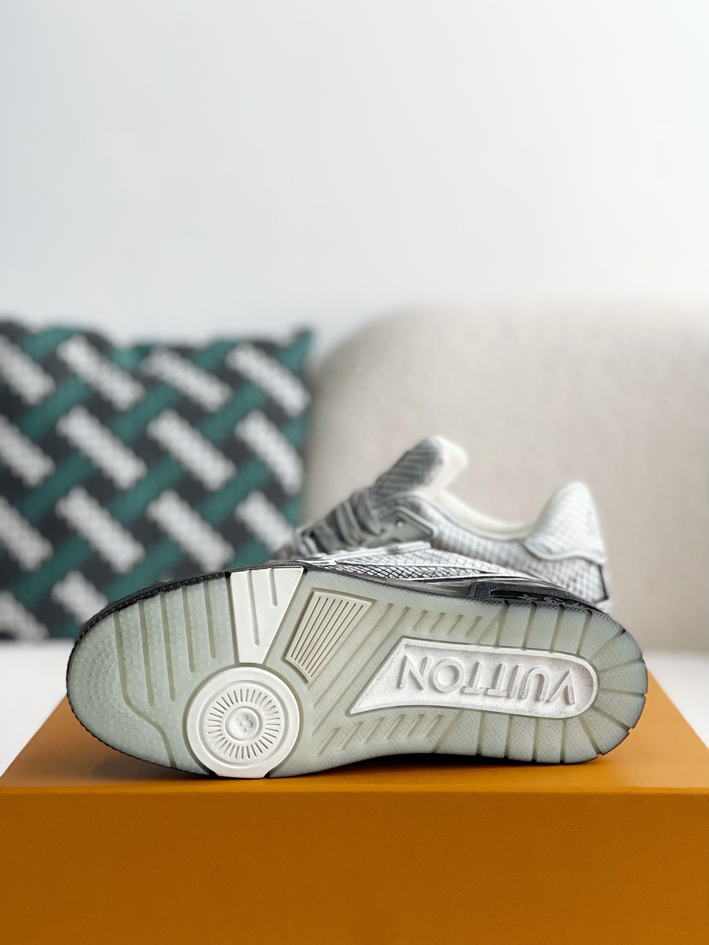 L X V SNEAKERS detail 5