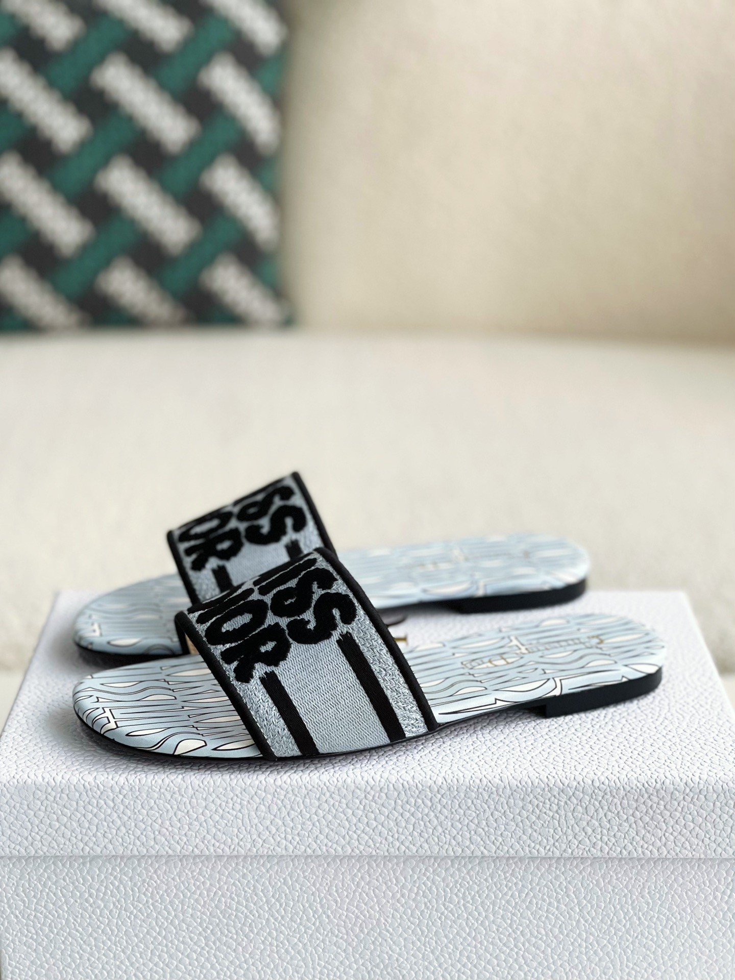 DR women's slippers