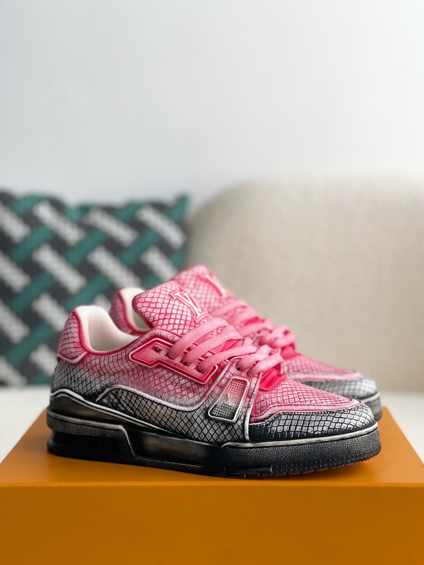 L X V SNEAKERS detail 2