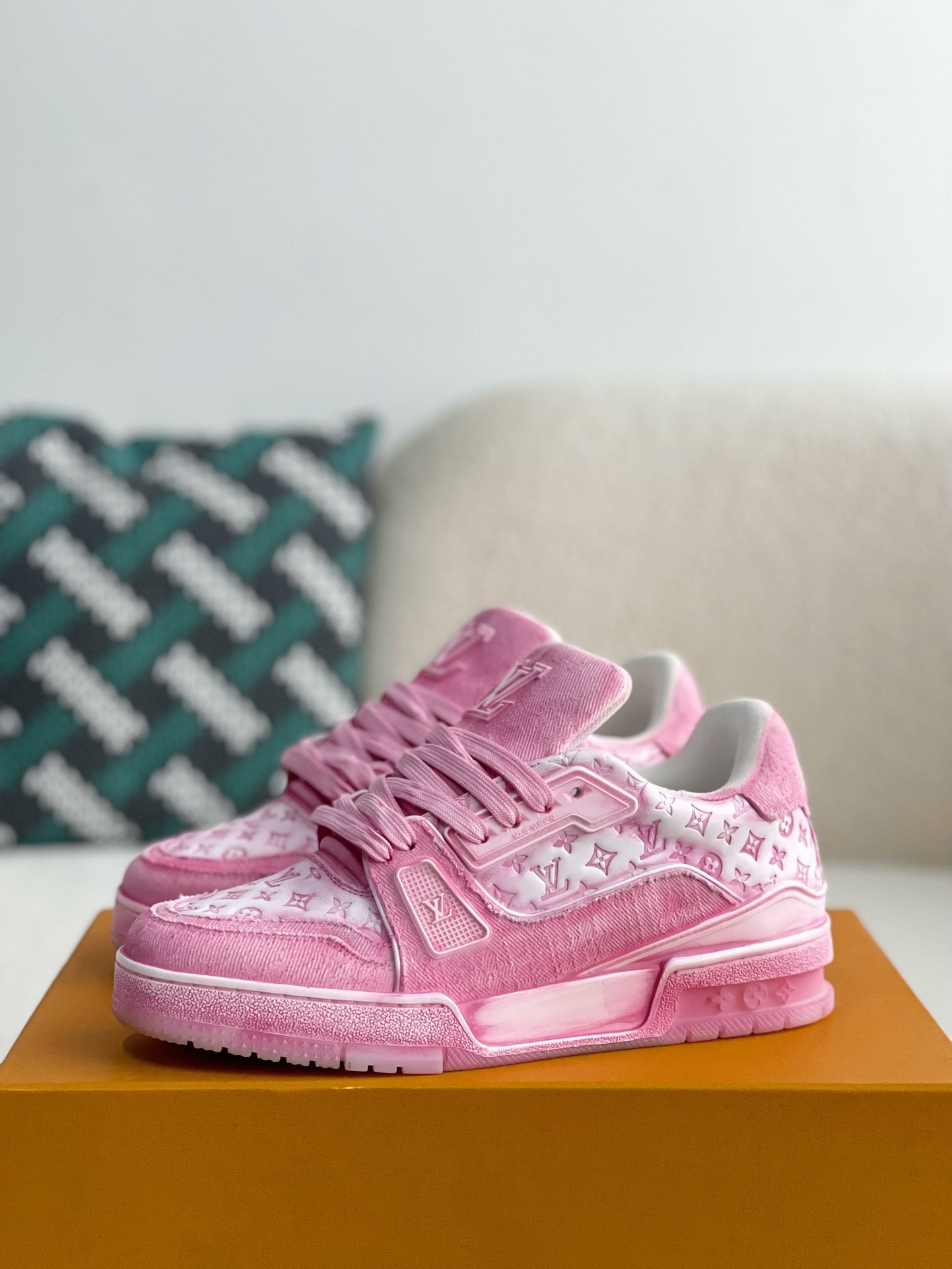 L X V SNEAKERS