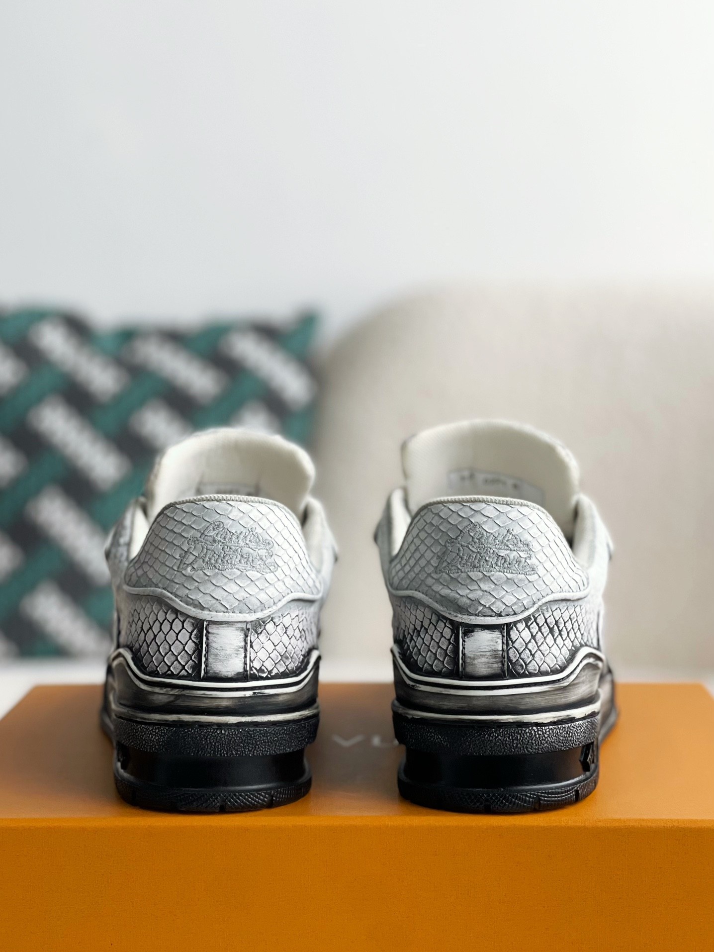 L X V SNEAKERS detail 3