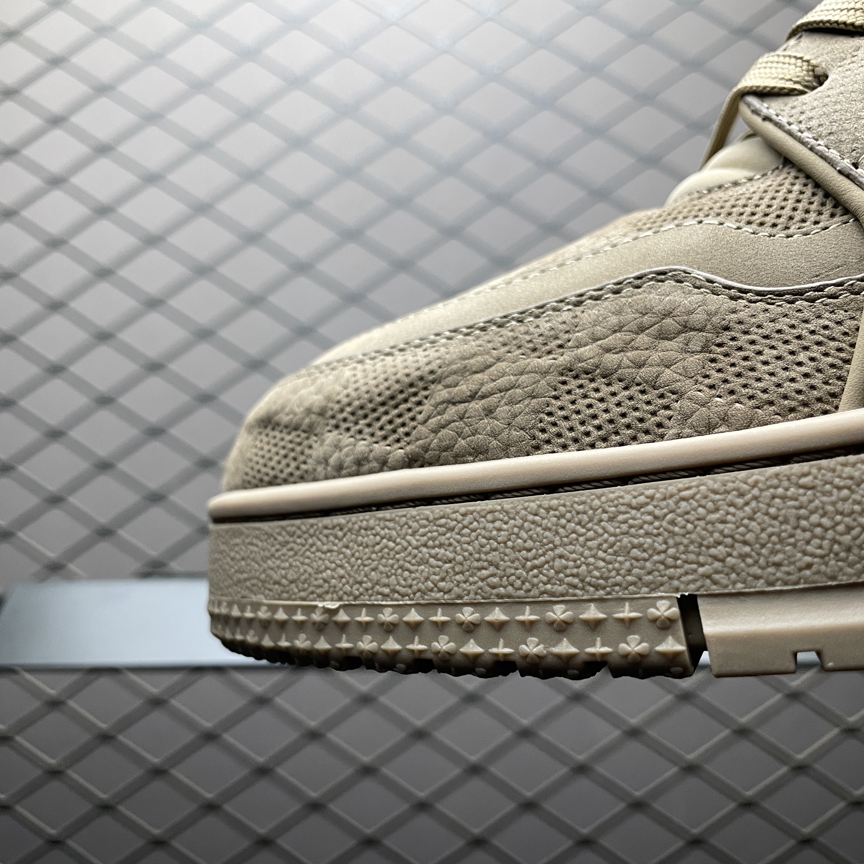 L X V TRAINER detail 7