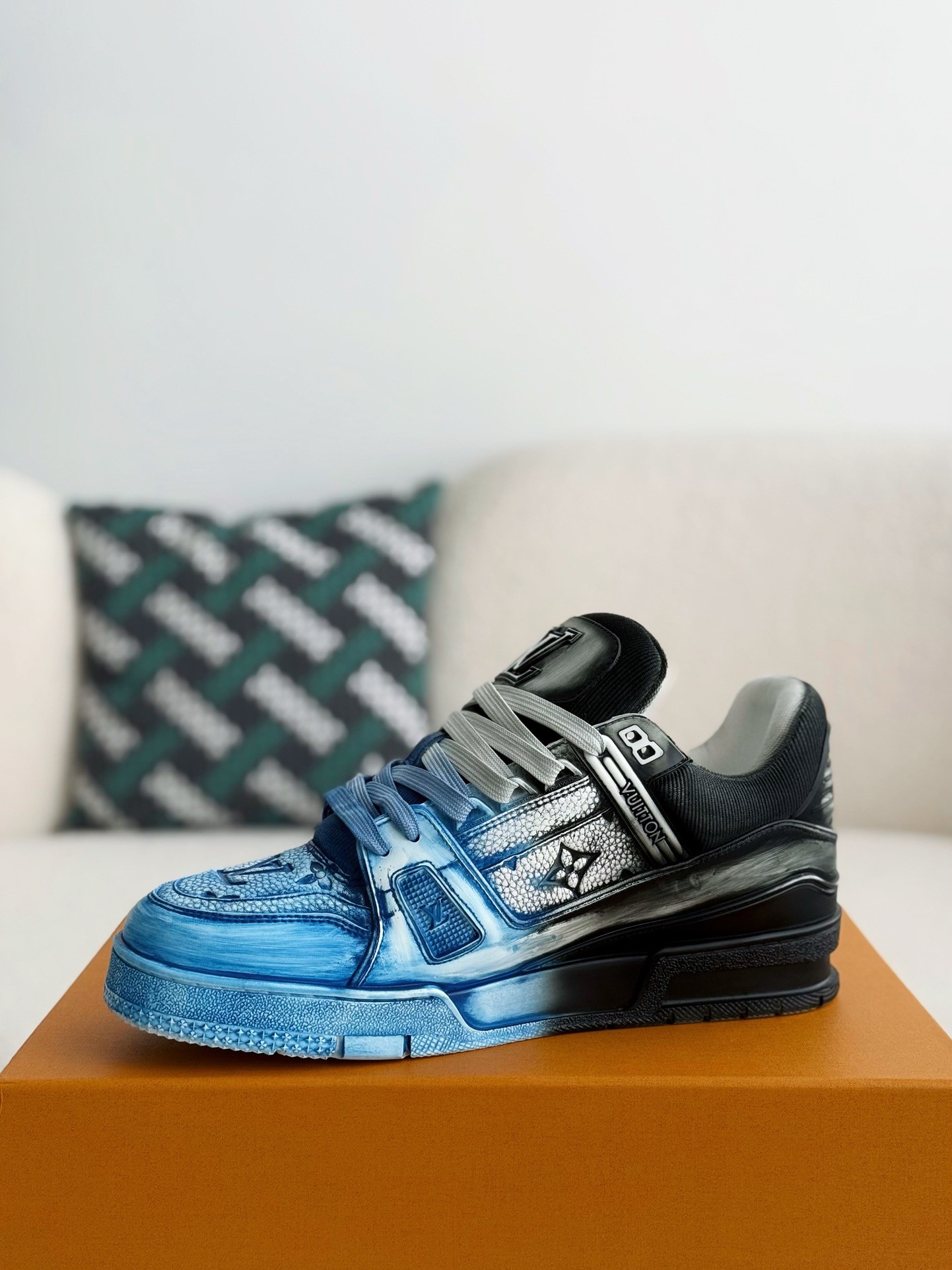 L X V TRAINER SNEAKERS detail 4