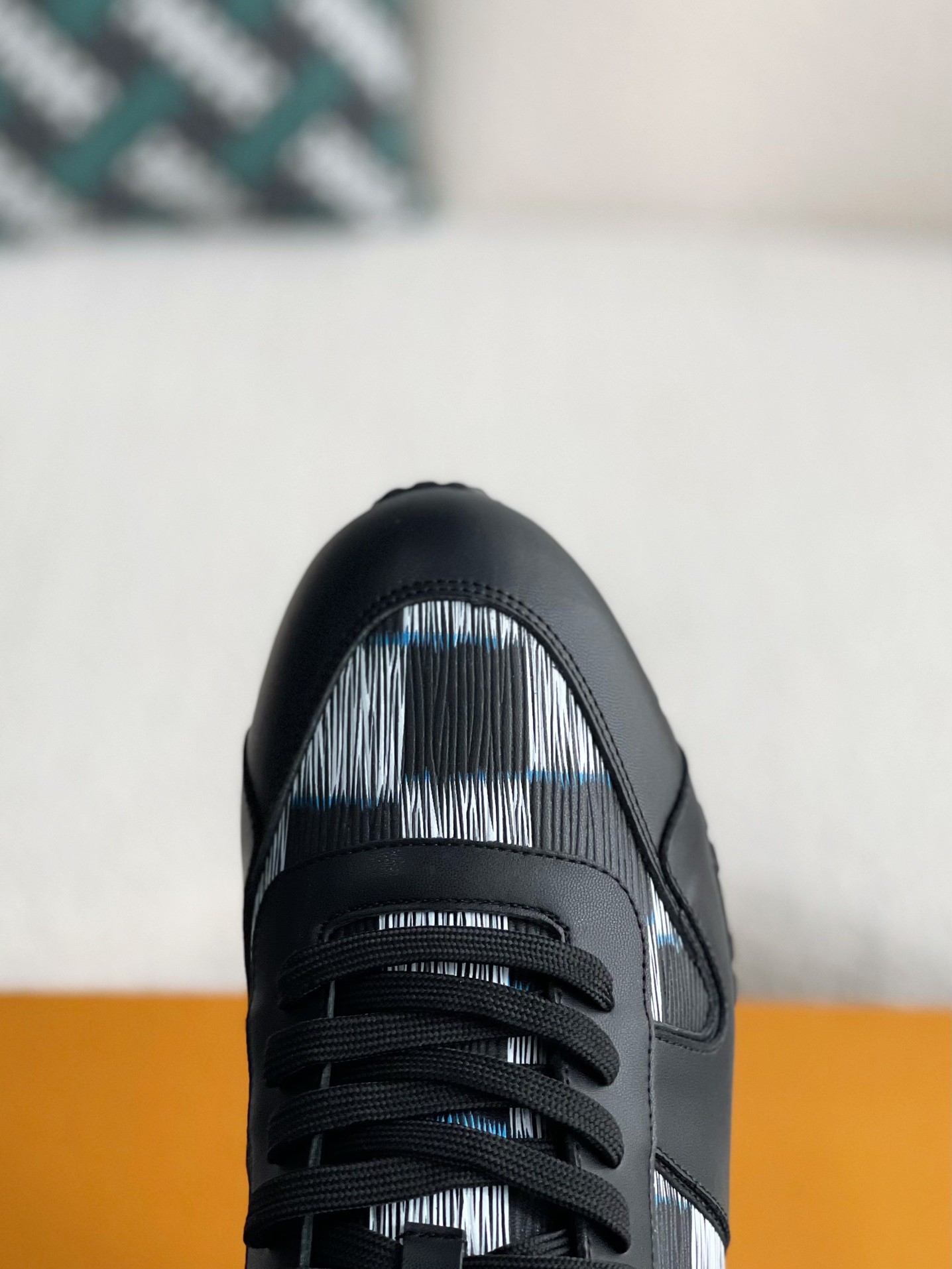 L X V Run Away Sneakers detail 9