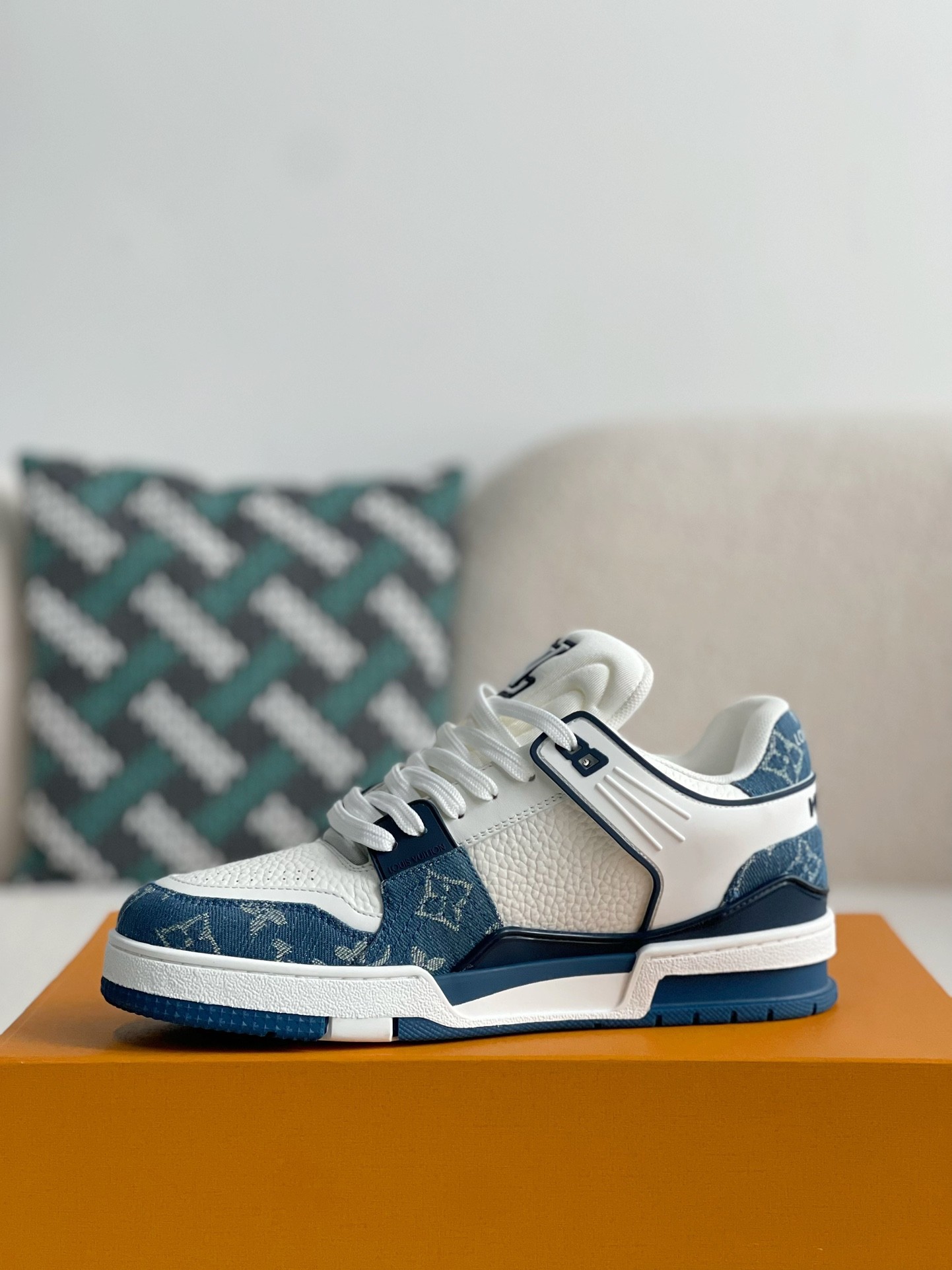 L X V SNEAKERS detail 4