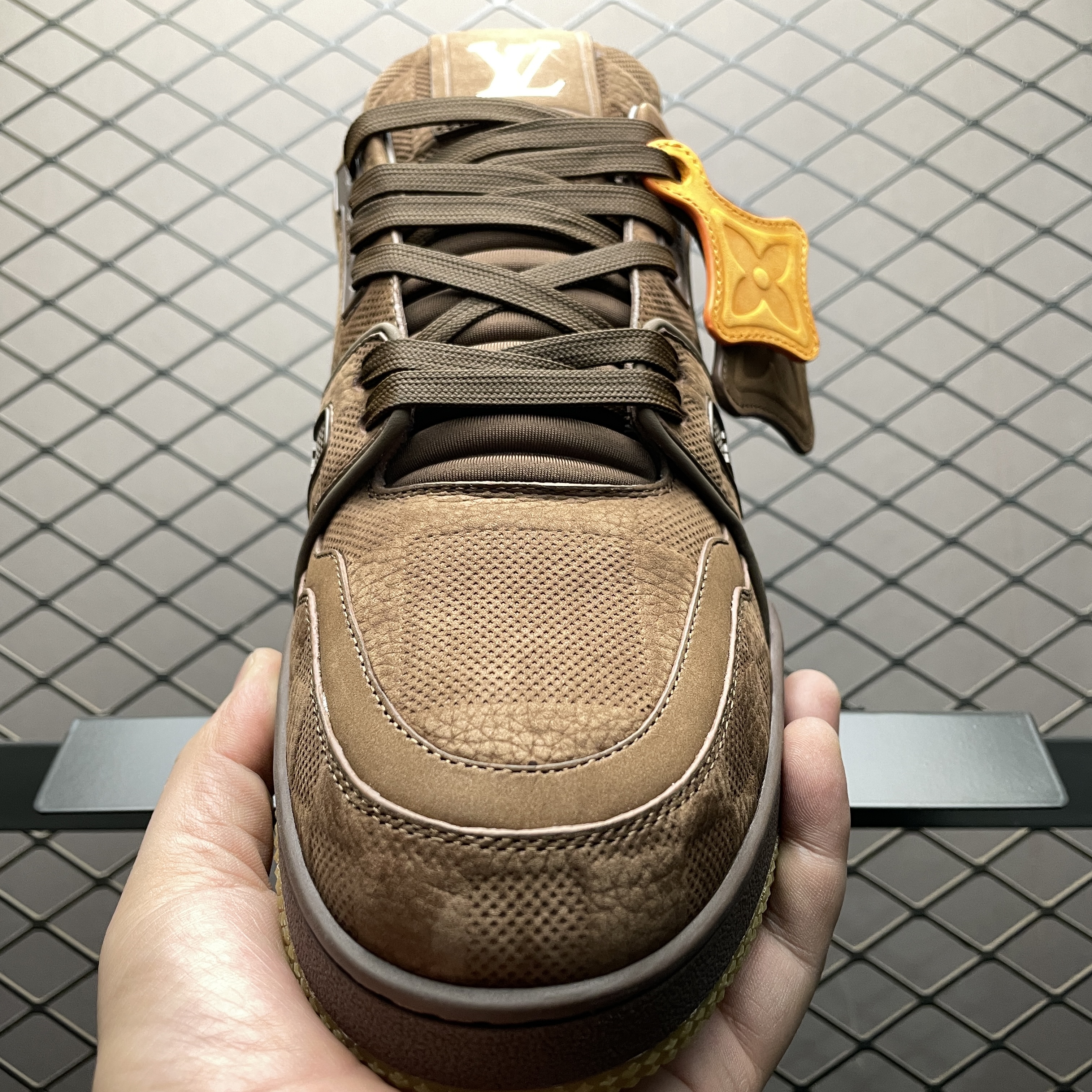 L X V TRAINER detail 8