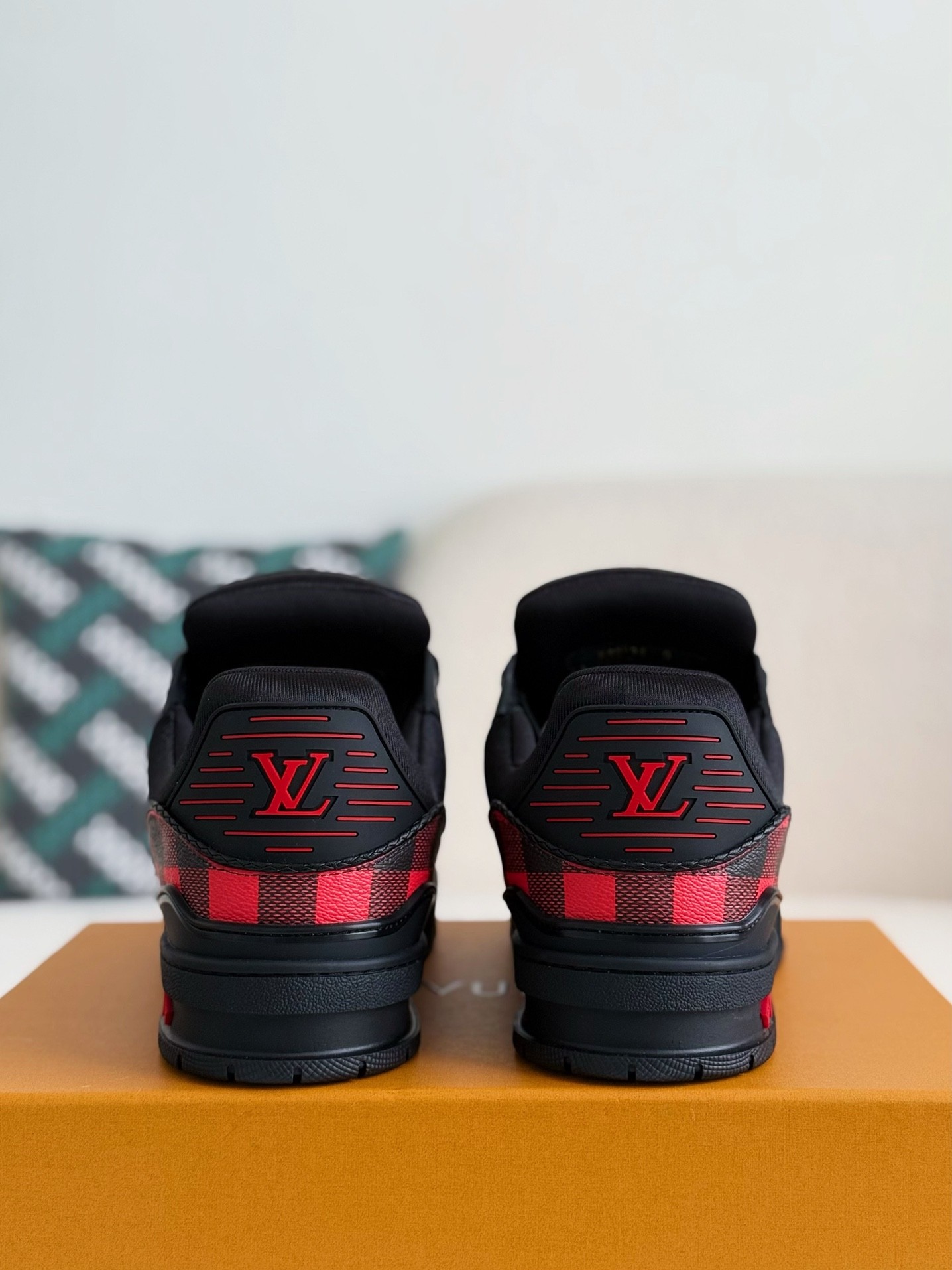 L X V TRAINER SNEAKERS detail 3