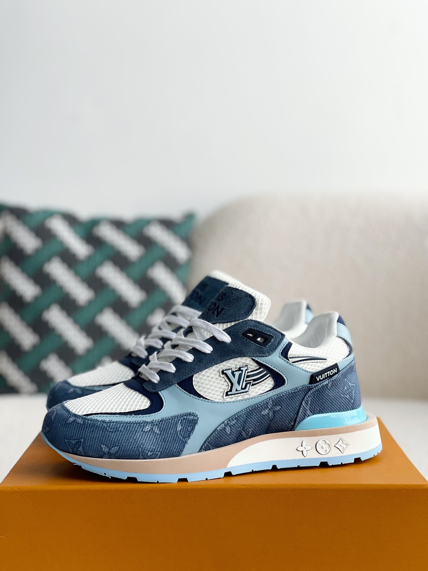 L X V Low-top running shoes