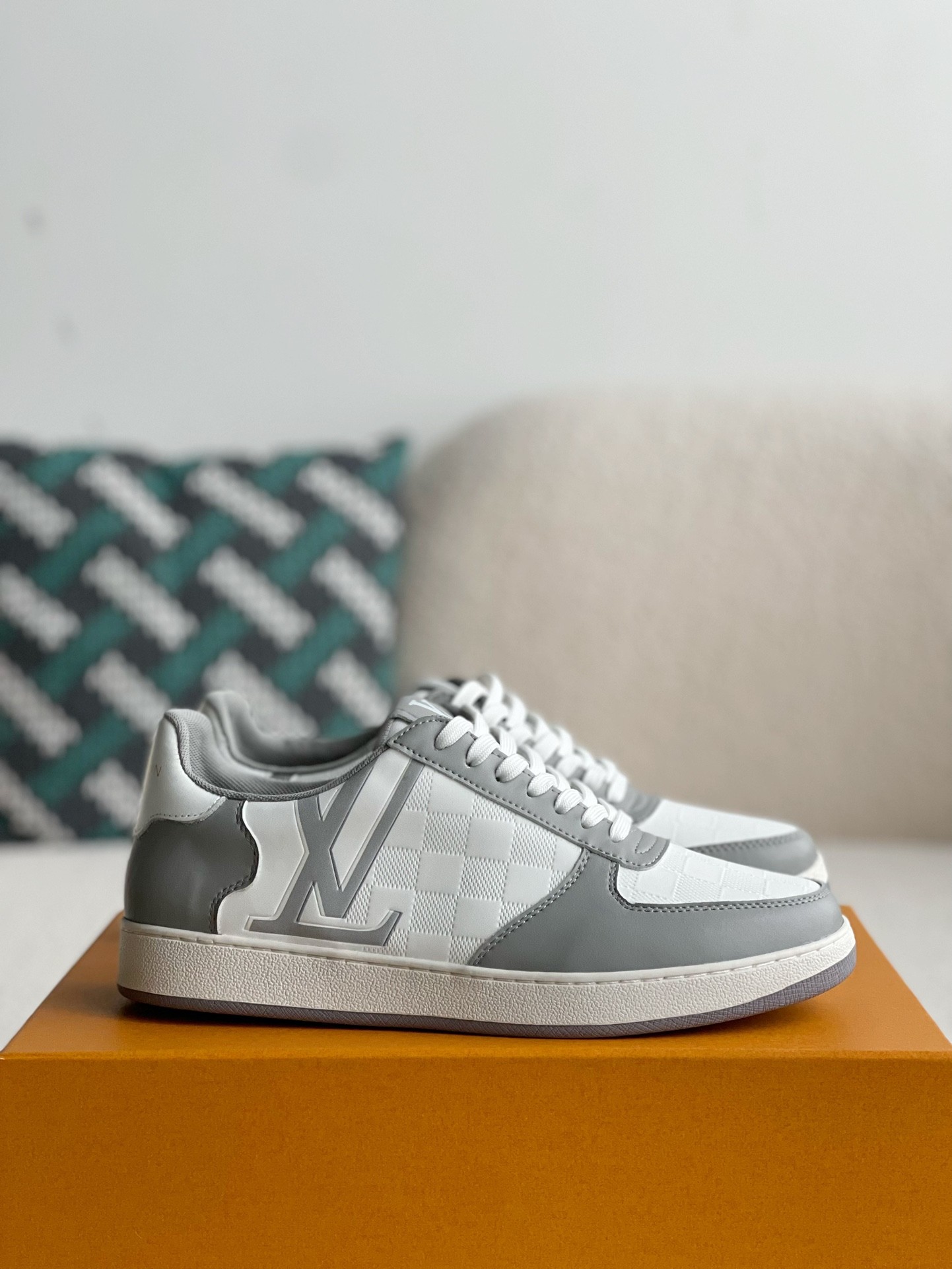 L X V SNEAKERS detail 2