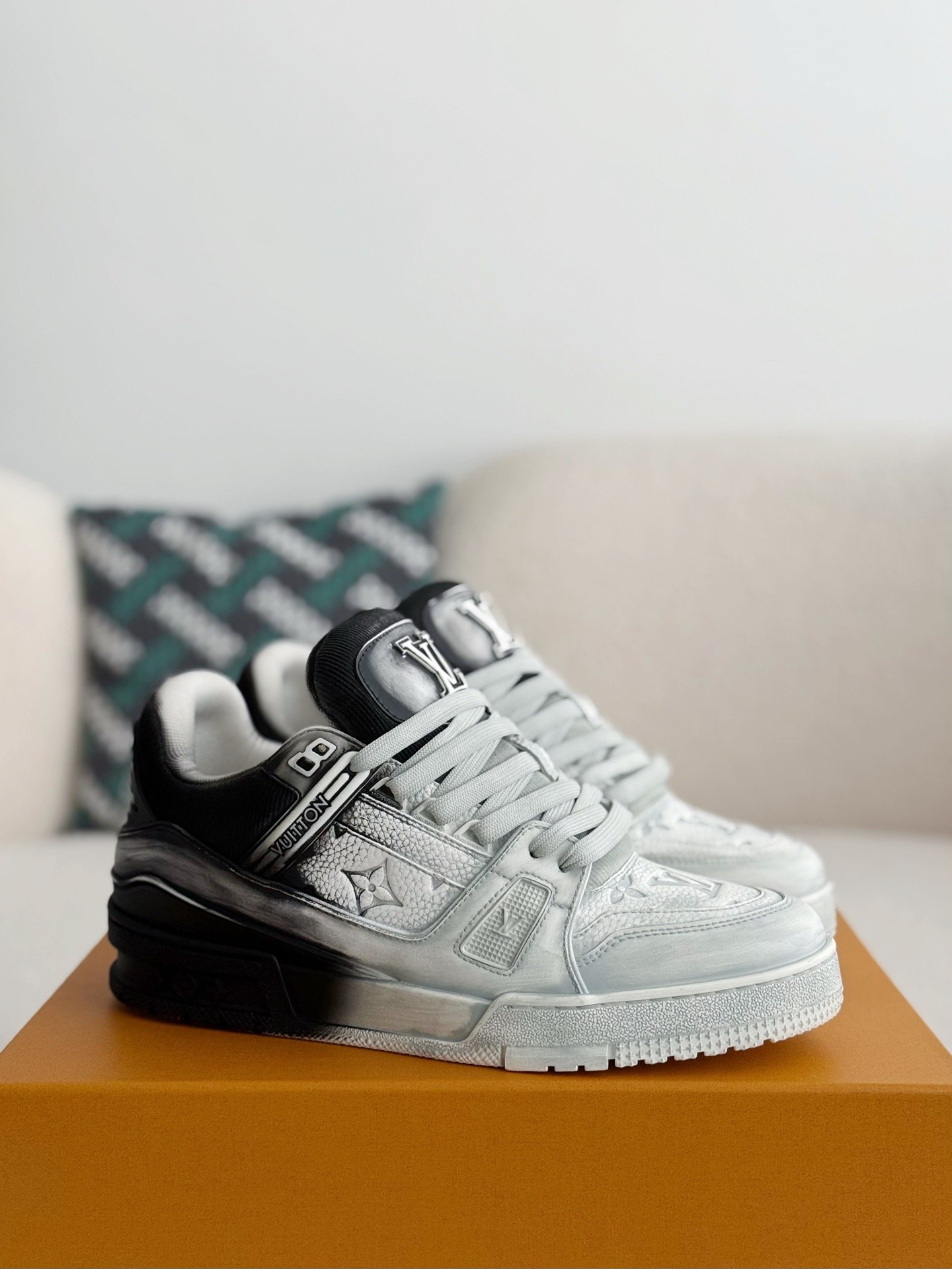 L X V TRAINER SNEAKERS detail 2
