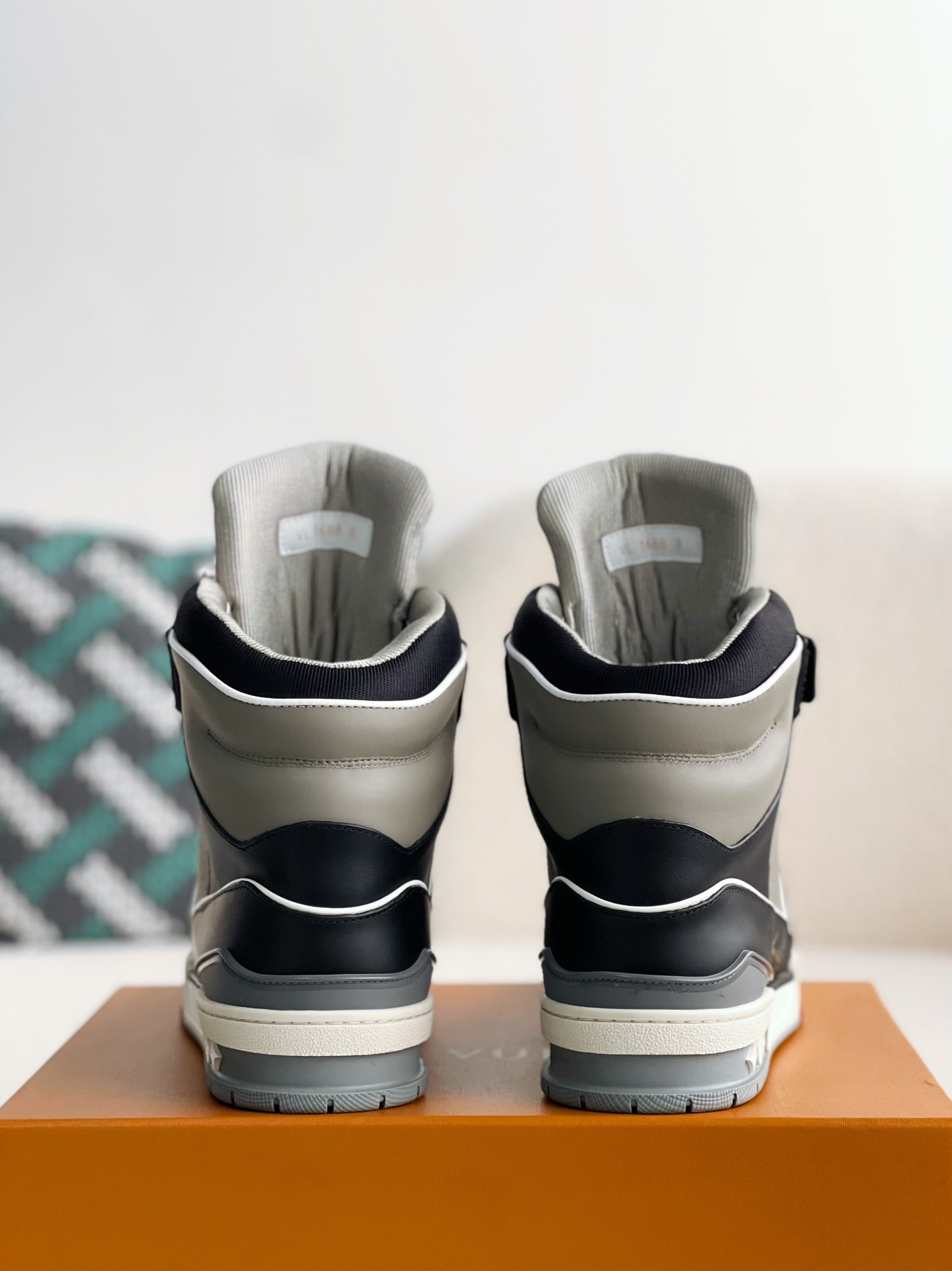 L X V TRAINER SNEAKERS detail 3