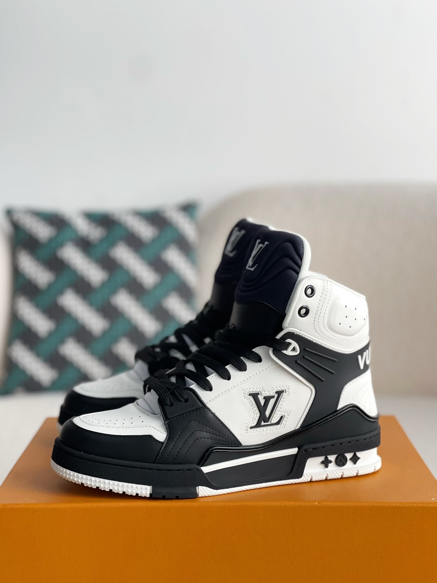 L X V TRAINER SNEAKERS